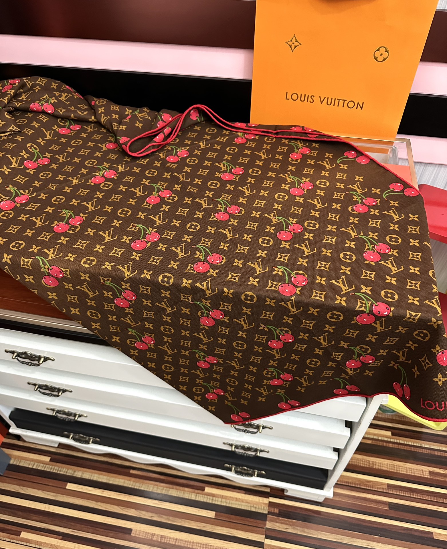 新款❤️LV 2025双面同色【樱桃🍒围巾】经典优雅[礼物]~气质到骨子里[色]新一季的面料超高级，真心