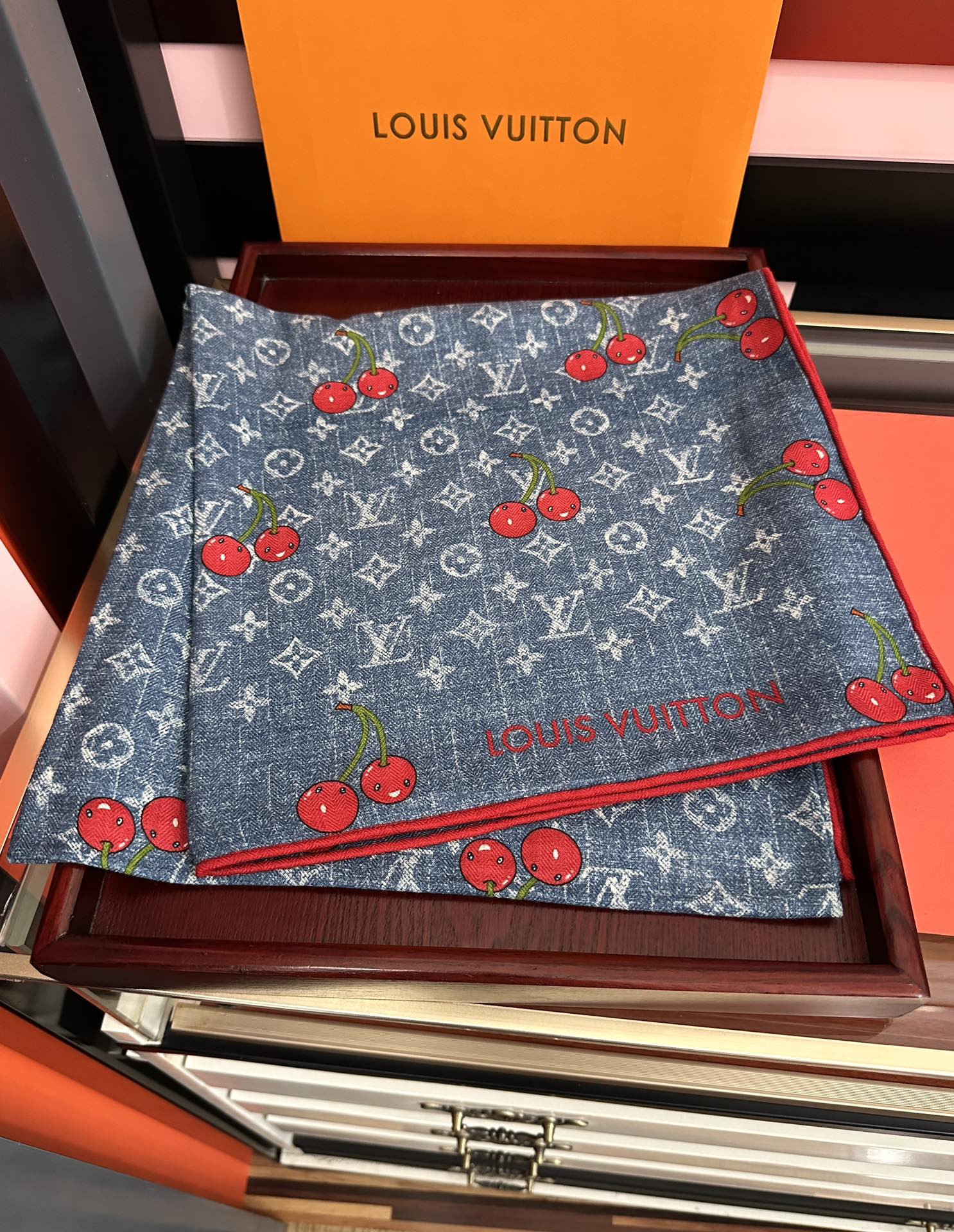 新款❤️LV 2025双面同色【樱桃🍒围巾】经典优雅[礼物]~气质到骨子里[色]新一季的面料超高级，真心