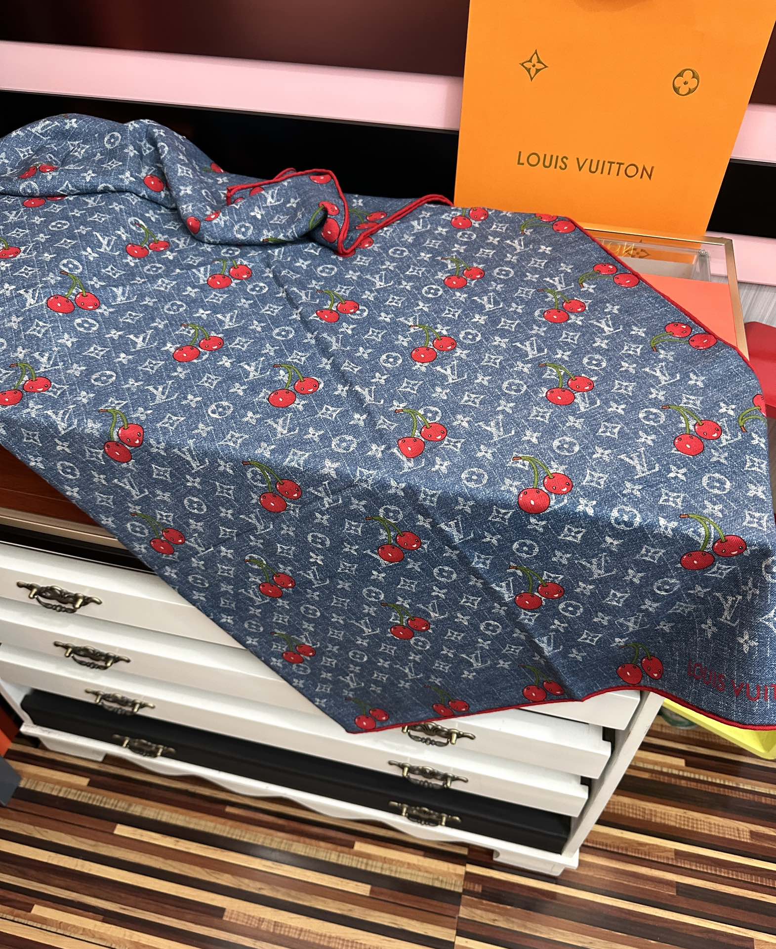 新款❤️LV 2025双面同色【樱桃🍒围巾】经典优雅[礼物]~气质到骨子里[色]新一季的面料超高级，真心