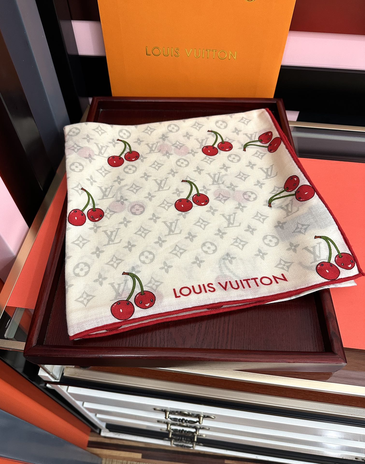 新款❤️LV 2025双面同色【樱桃🍒围巾】经典优雅[礼物]~气质到骨子里[色]新一季的面料超高级，真心