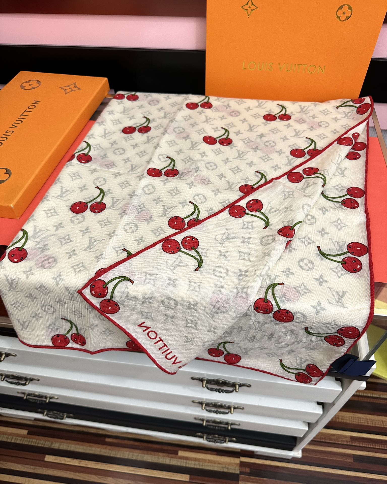 新款❤️LV 2025双面同色【樱桃🍒围巾】经典优雅[礼物]~气质到骨子里[色]新一季的面料超高级，真心