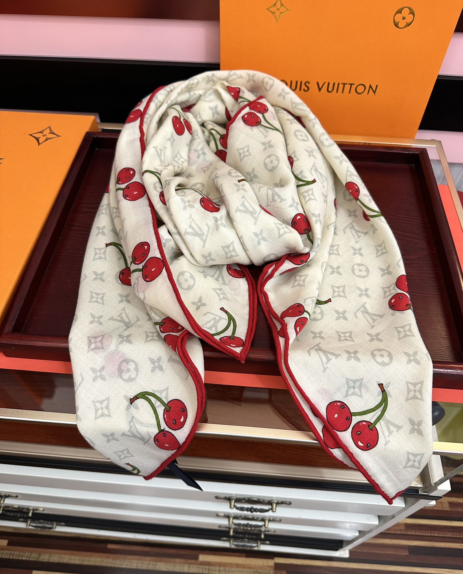 新款❤️LV 2025双面同色【樱桃🍒围巾】经典优雅[礼物]~气质到骨子里[色]新一季的面料超高级，真心