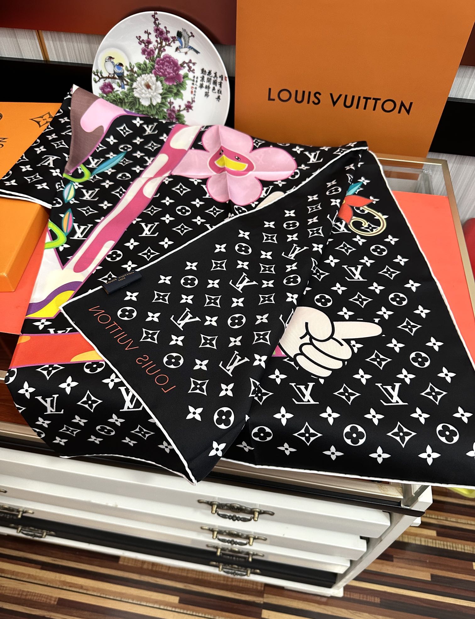 🔥新品LV专柜同步【18mm双面同色】太美了[庆祝]“L家”90典藏方巾通过别致的经典色彩向原创设计致敬