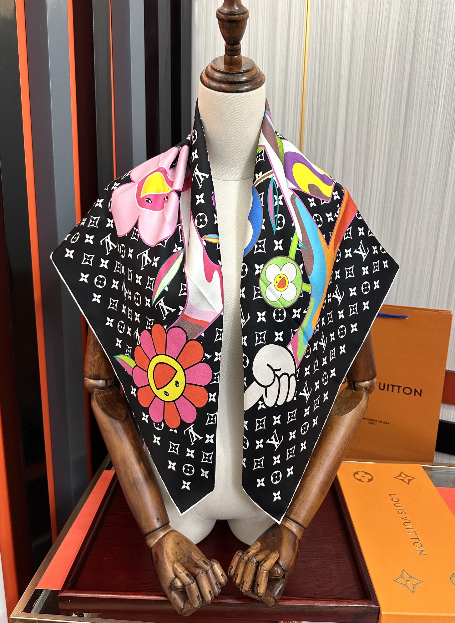 🔥新品LV专柜同步【18mm双面同色】太美了[庆祝]“L家”90典藏方巾通过别致的经典色彩向原创设计致敬