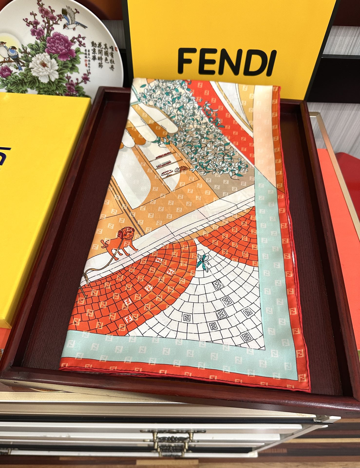 🔥新款2025Fendi 围巾 采用定制的“Walking around Rome”图案[庆祝]灵感源自