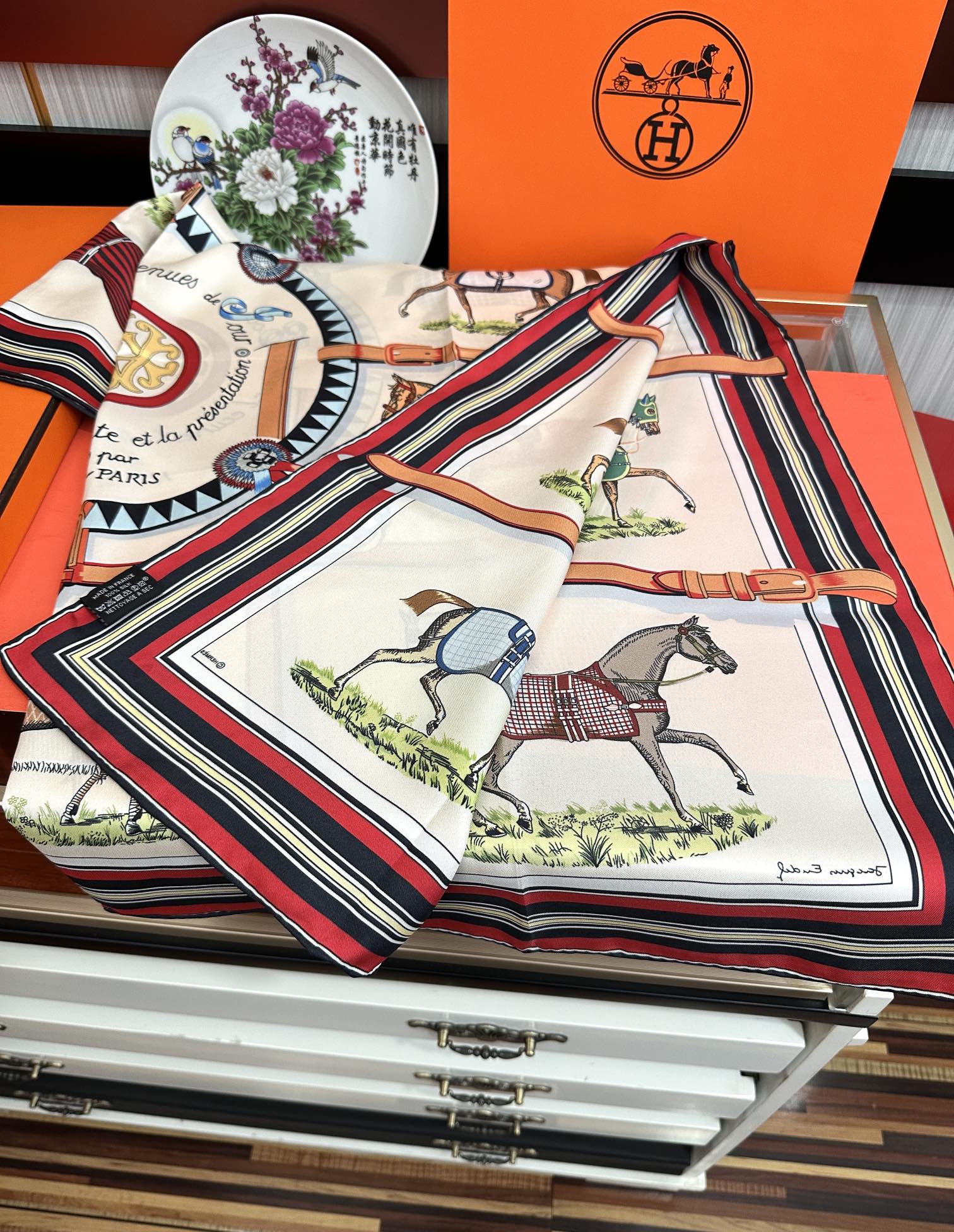 🔥爱马仕【18mm顶级真丝双面同色印花】[庆祝]“弩式牵引马具”90典藏方巾通过别致的经典色彩向原创设计