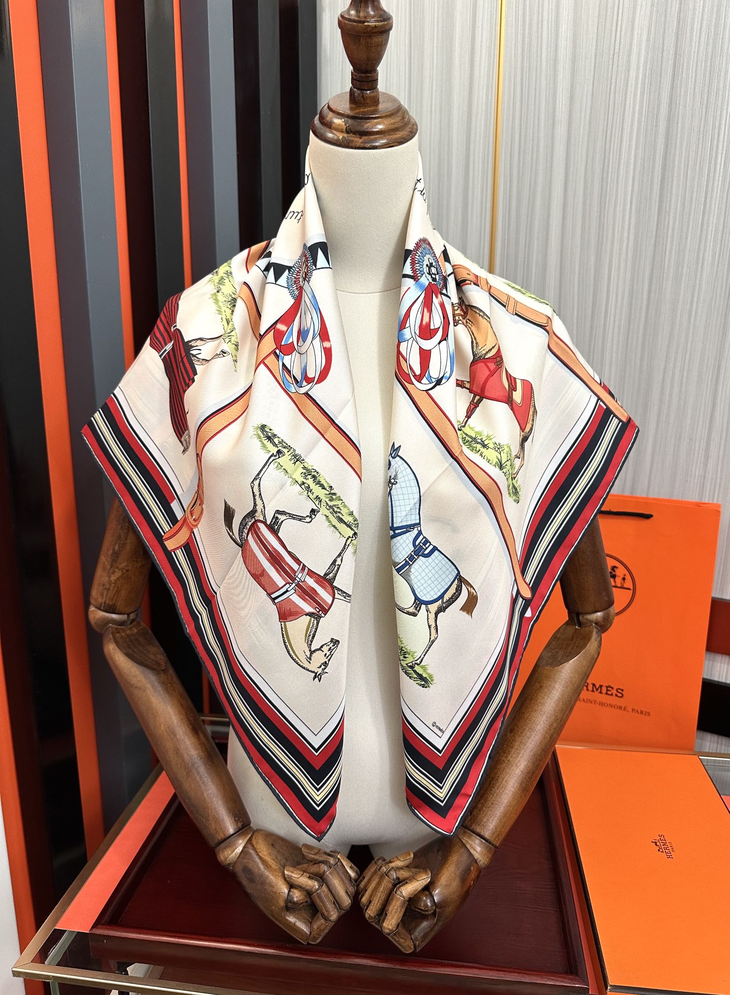 🔥爱马仕【18mm顶级真丝双面同色印花】[庆祝]“弩式牵引马具”90典藏方巾通过别致的经典色彩向原创设计