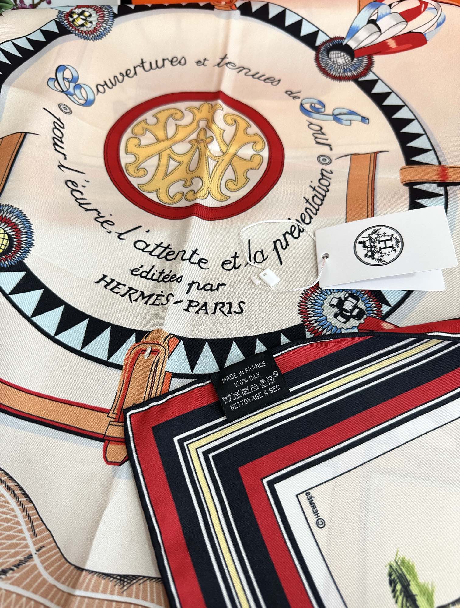 🔥爱马仕【18mm顶级真丝双面同色印花】[庆祝]“弩式牵引马具”90典藏方巾通过别致的经典色彩向原创设计