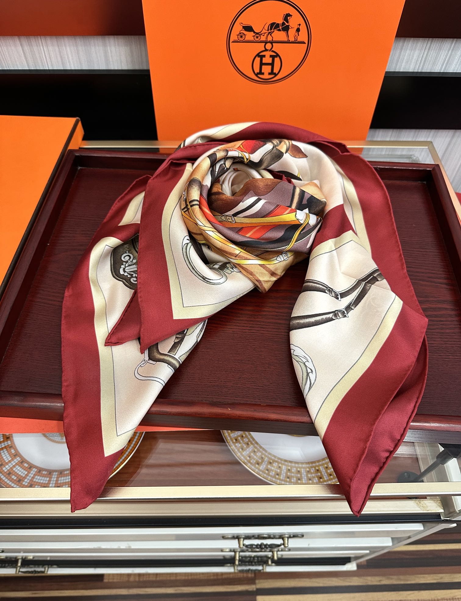 🔥爱马仕 官网同步【双面同色印花】[庆祝]“骏马的披挂”90典藏方巾通过别致的经典色彩向原创设计致敬[太