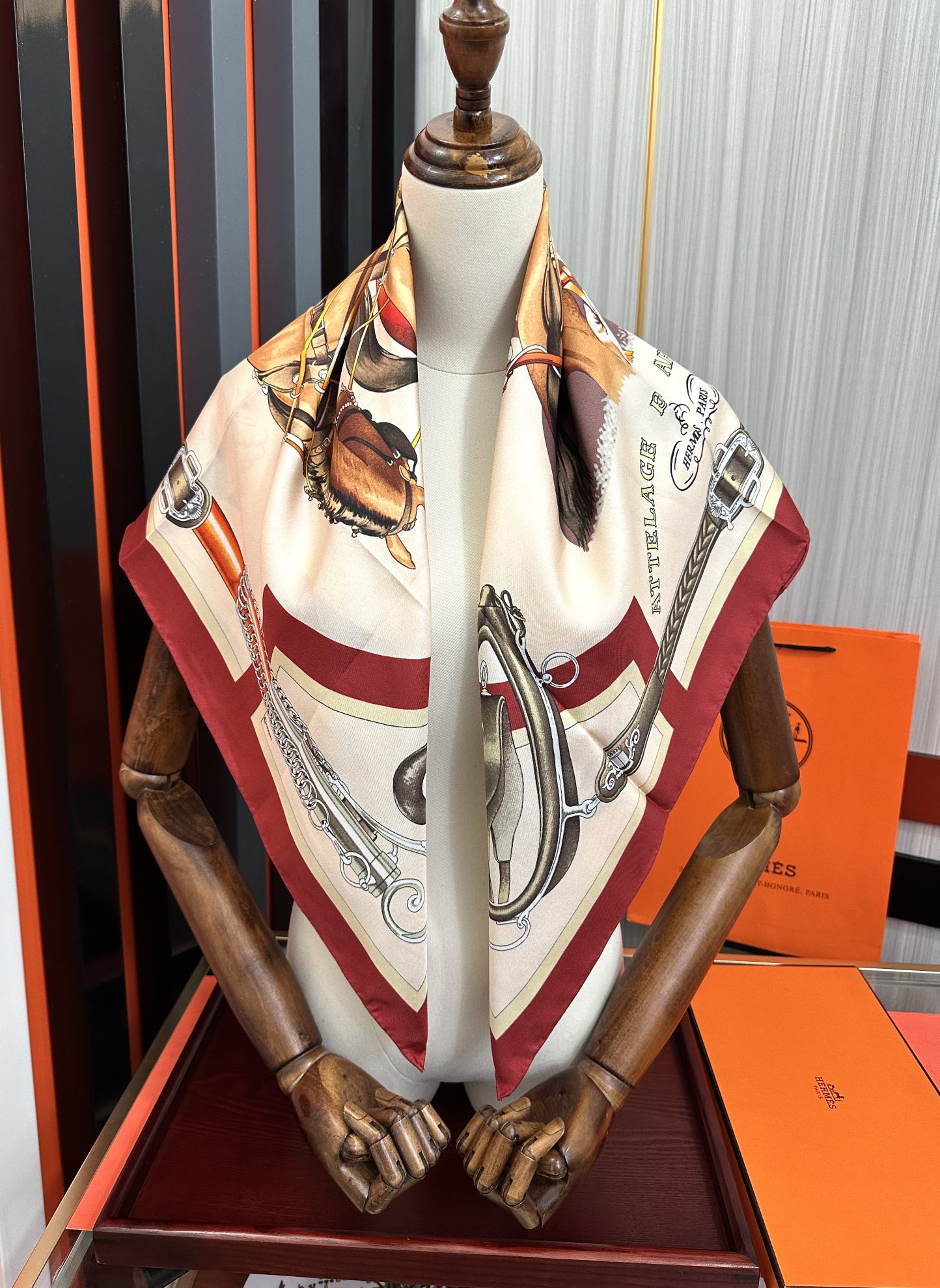 🔥爱马仕 官网同步【双面同色印花】[庆祝]“骏马的披挂”90典藏方巾通过别致的经典色彩向原创设计致敬[太