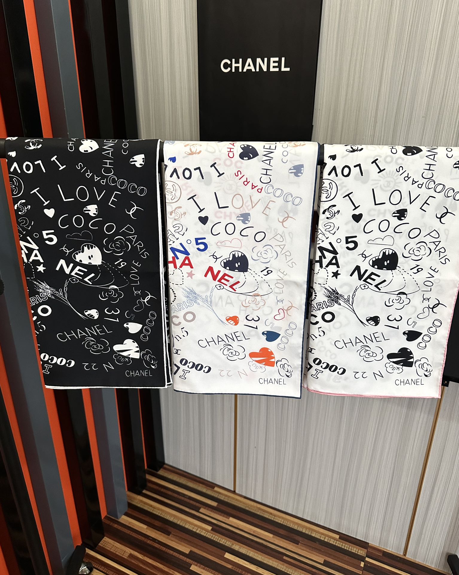 NO:554362,Chanel [18mm double-sided same color] Romantic love recommendation [Color] Really super love style Love, true love will always be there [Proud] A love object printed with Miss Chanel is cleverly matched with the brand's letter logo intertwined pattern [Celebrate] Love is hidden deep [Hair] Full of interesting design [Smile] Global limited edition, definitely not a silk scarf that can be owned with money [Celebrate] Size 90x90 Material silk 3-color high version scarf, high version scarf, chanel, chanel, real silk19860909香奈儿【18mm双面同色】浪漫爱情重磅推荐[色]真的超级爱的款式Love,真情永在[得意]一条印有chanel小姐的爱物与品牌的字母Logo交织图案巧妙搭配[庆祝]爱藏于深处[發]尽显趣致设计[微笑]全球限量,绝对不是花钱就能拥有的丝巾[庆祝] 尺寸90x90 材质真丝3色高版本围巾,高版本围巾,chanel,chanel,real silk,scarf