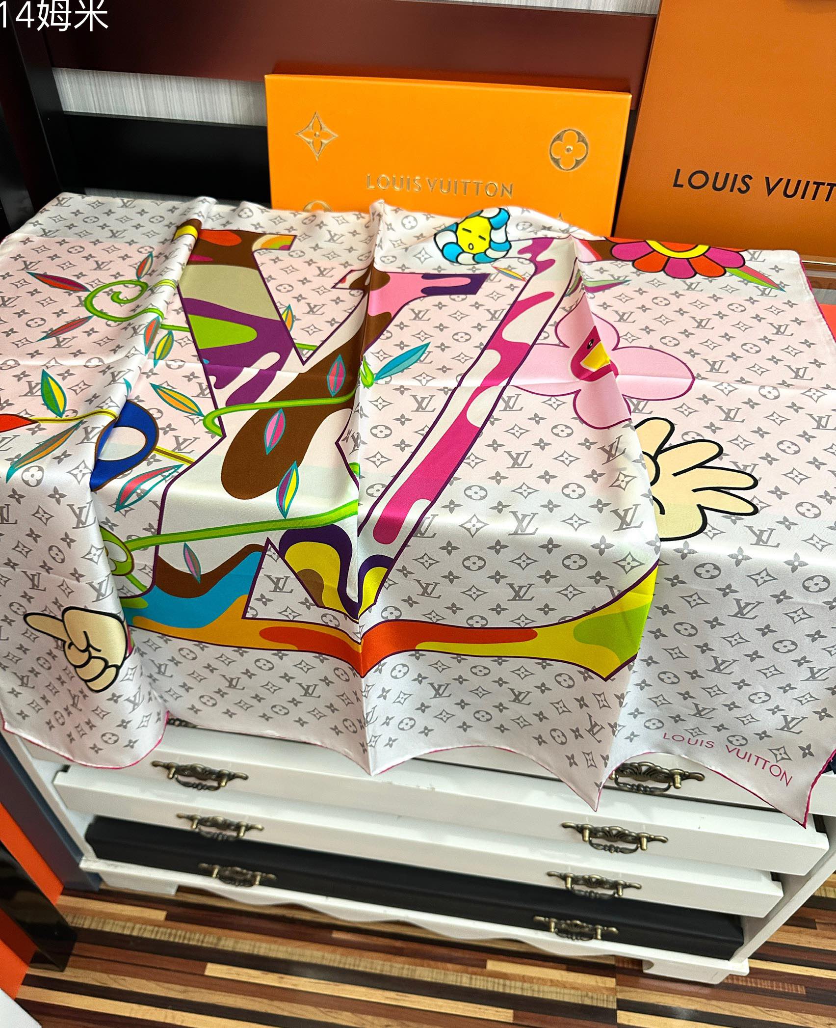 🔥 2080上新 LV 官网同步👍太美了[庆祝]Flower And StraPs 真丝方巾以瞩目笔触彰