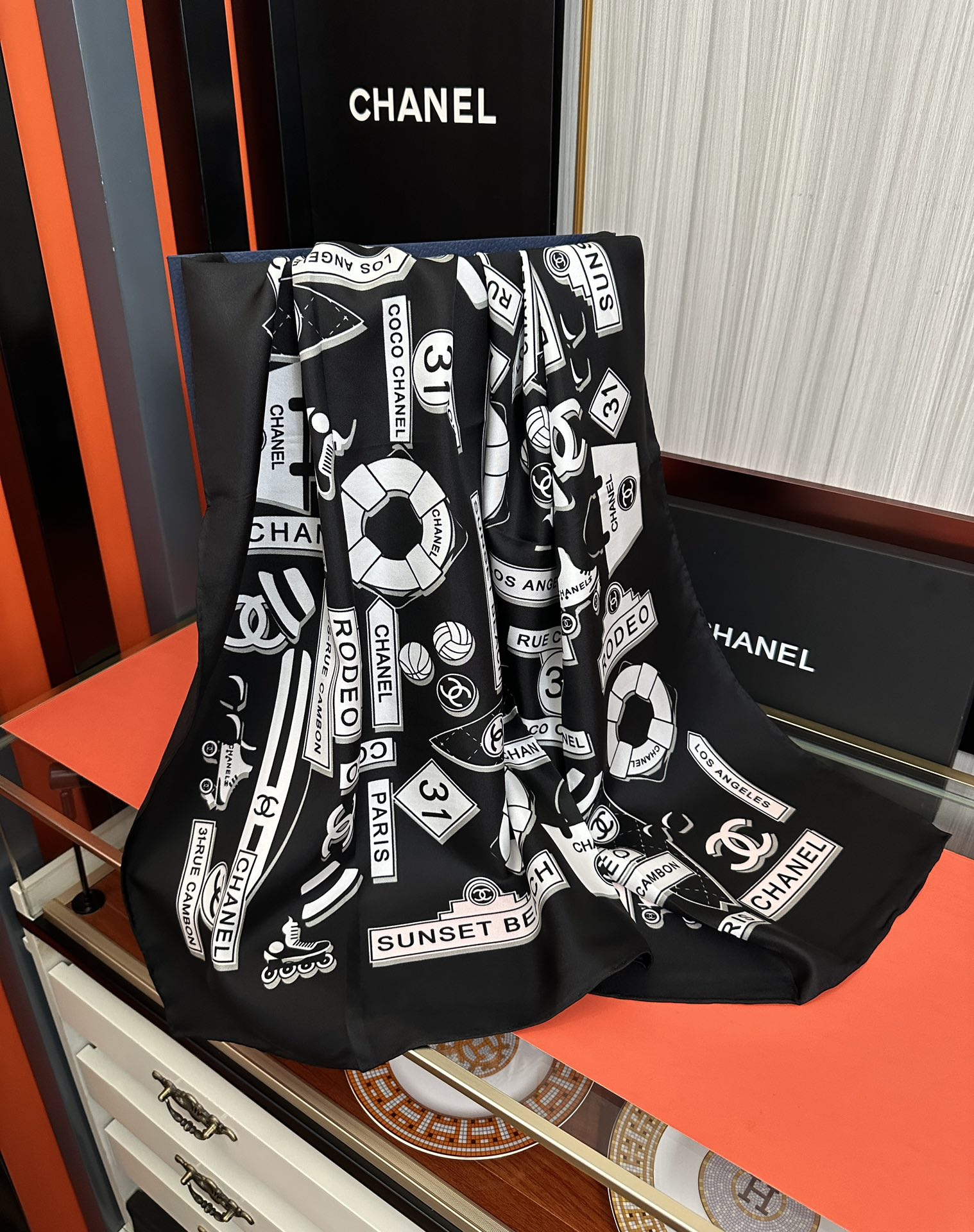 🔥香奈儿 顶级设计师 又一新款出货了[庆祝]靓女们必备款[色]太美了[玫瑰]上身效果非常美[得意]各种图