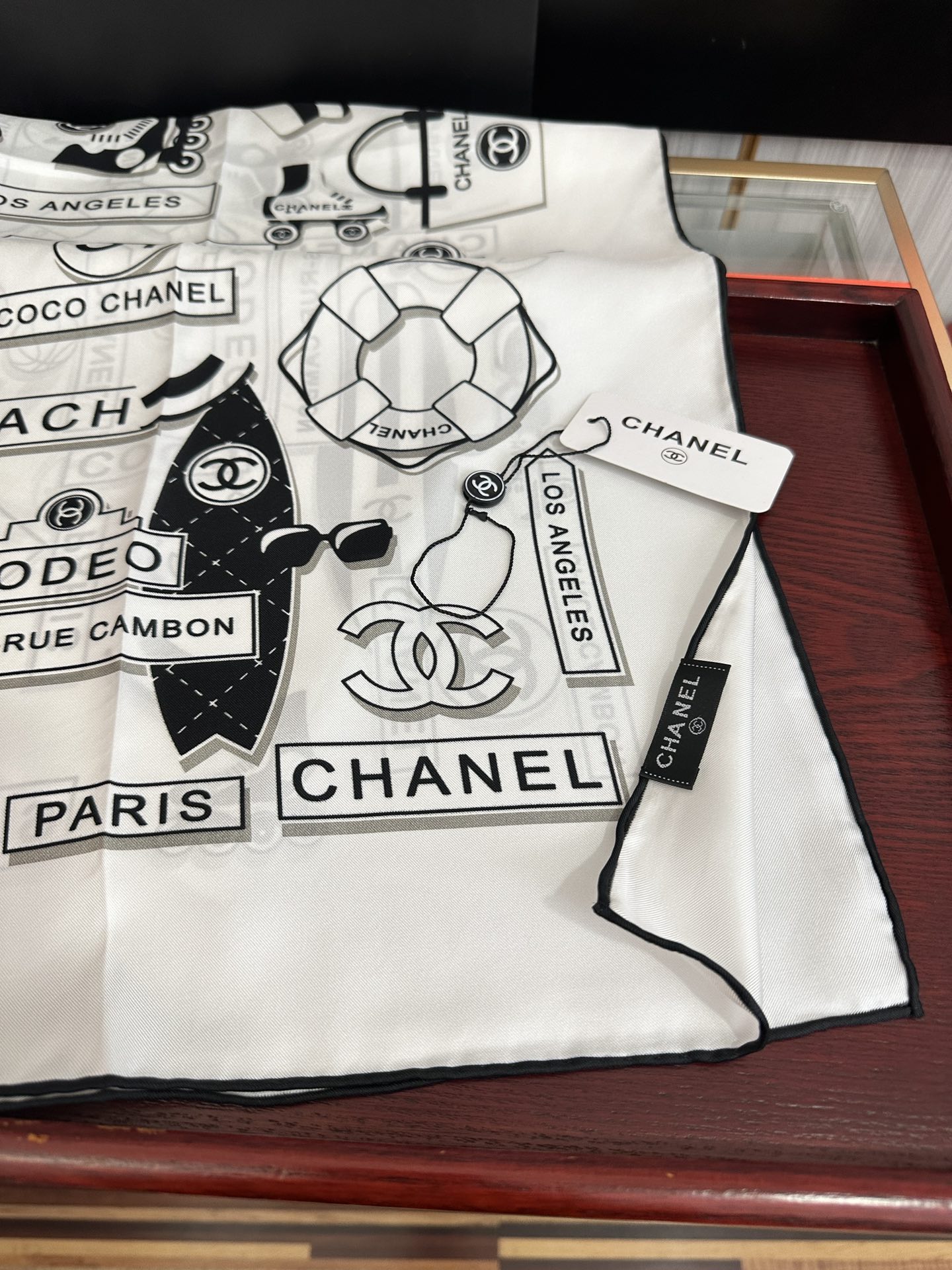 🔥香奈儿 顶级设计师 又一新款出货了[庆祝]靓女们必备款[色]太美了[玫瑰]上身效果非常美[得意]各种图