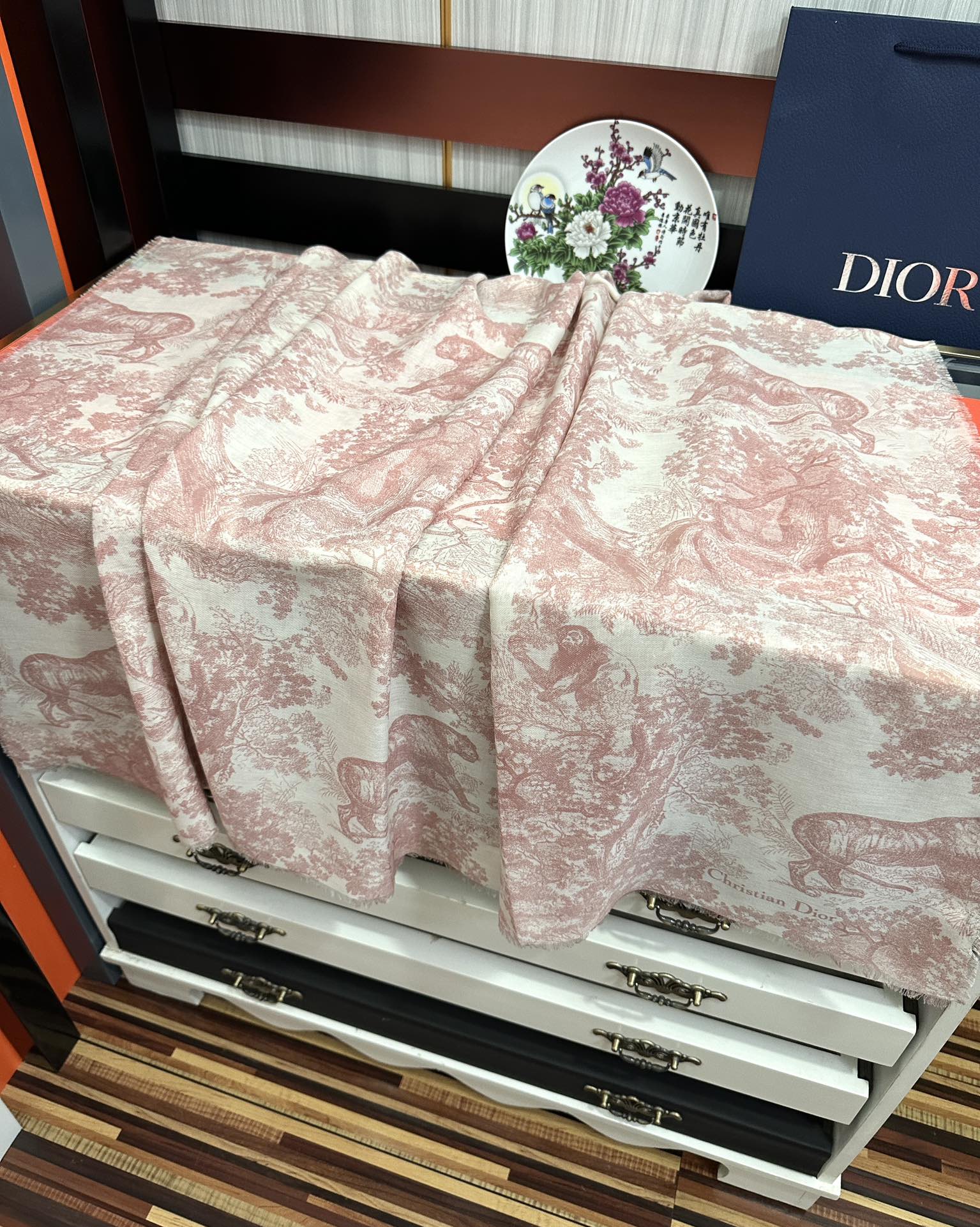 迪奥🔥最新款伊如动物丛林丝羊绒围巾长款披肩[嘴唇]太有品味了质感有腔调[强]D招牌的动物元素高端丝绒正反