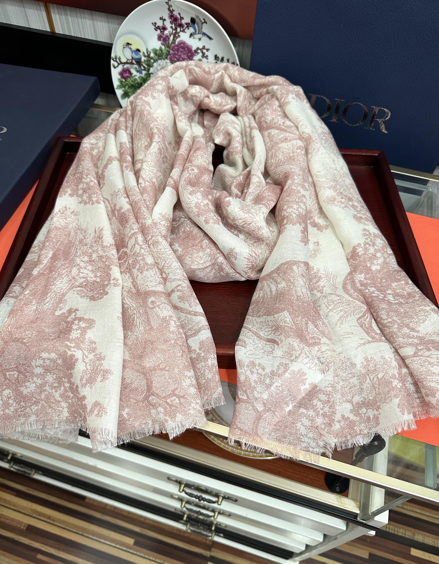 迪奥🔥最新款伊如动物丛林丝羊绒围巾长款披肩[嘴唇]太有品味了质感有腔调[强]D招牌的动物元素高端丝绒正反