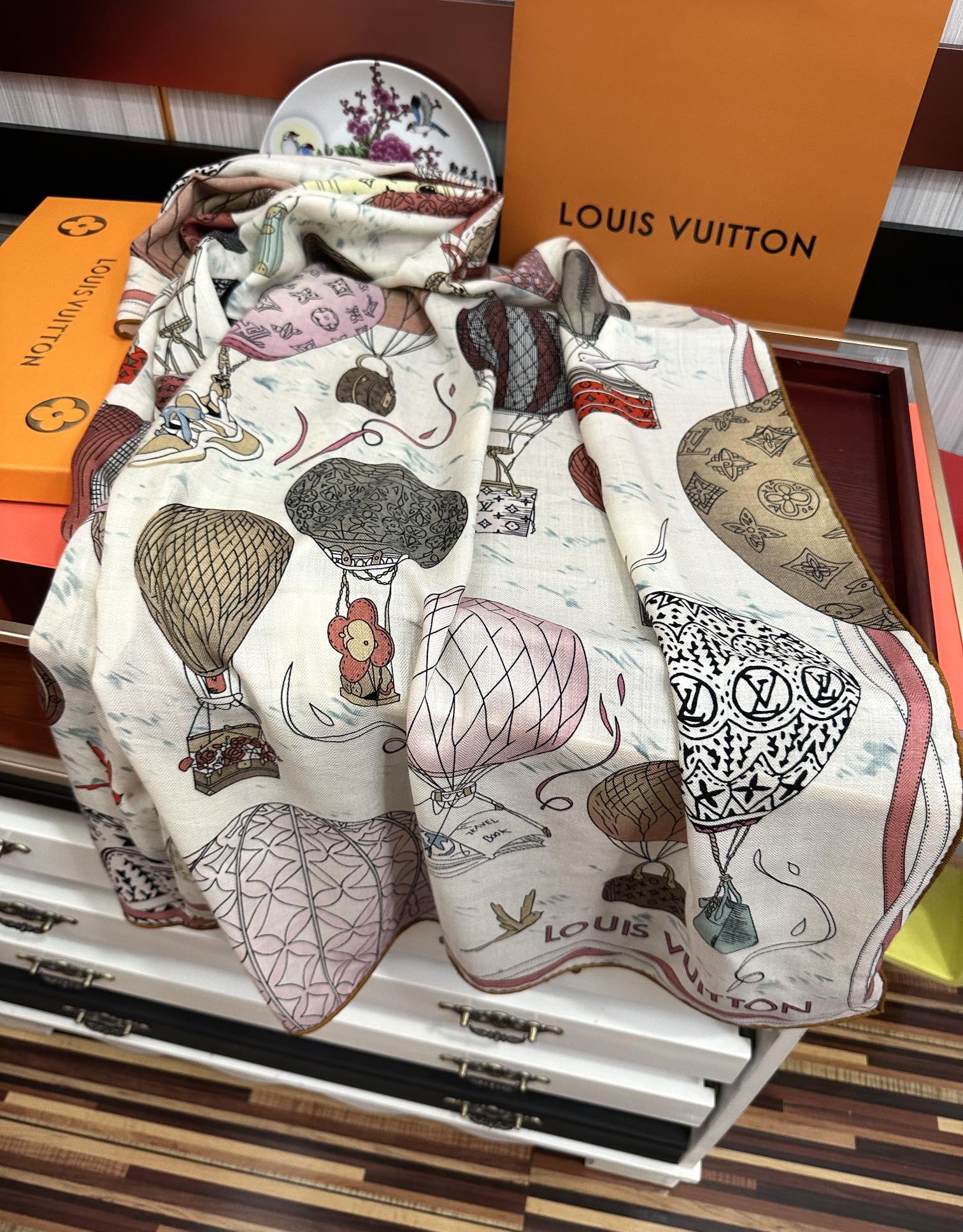 上新❤️LV 2025【双面同色热气球🎈】经典优雅[礼物]~气质到骨子里[色]新一季的面料超高级，真心超