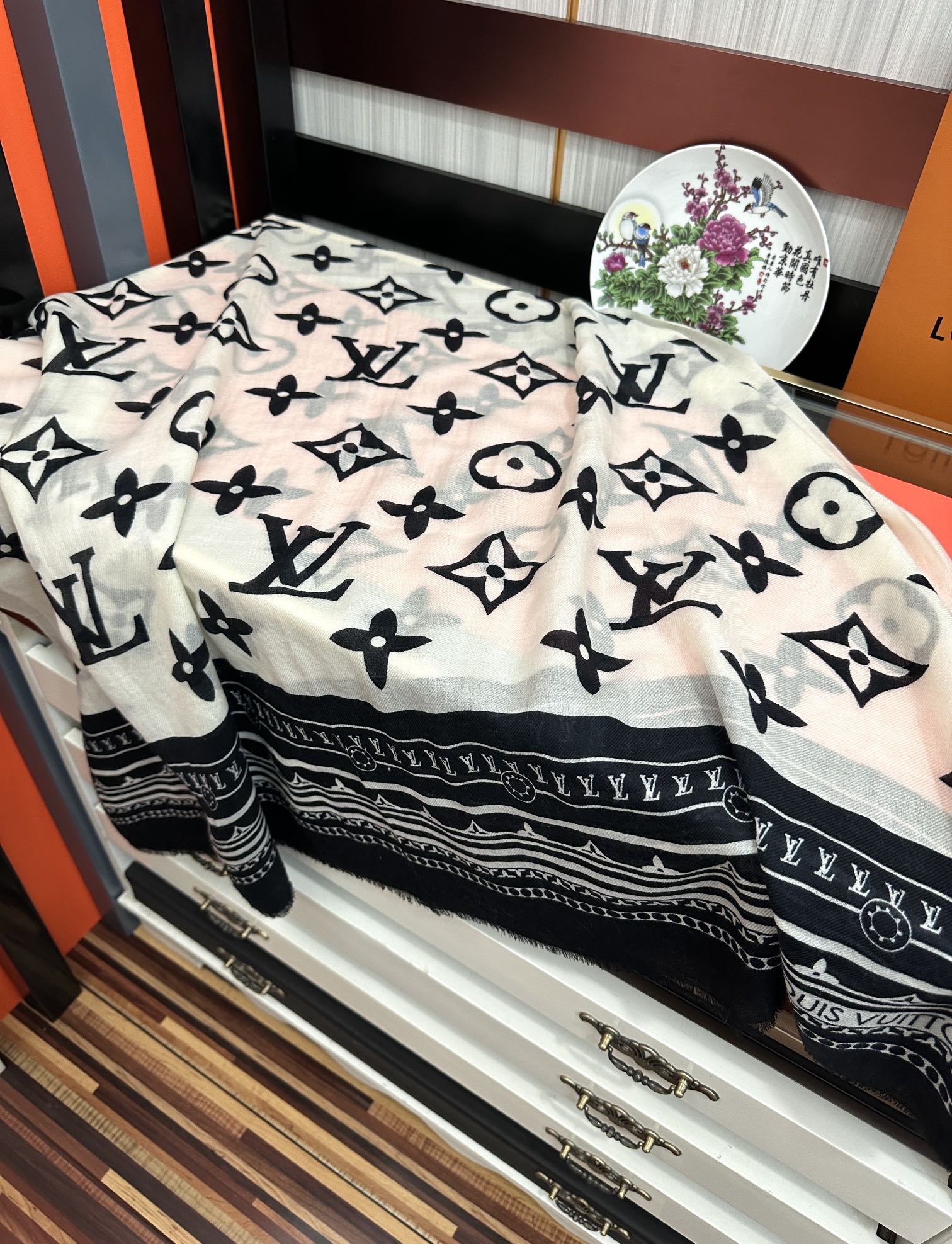 新品🔥L最新款‼️，2025高端大气上档次【羊绒长巾】🔥实物真心美 🎀披肩配以印花💓💃🏻无论设计喷绘都是