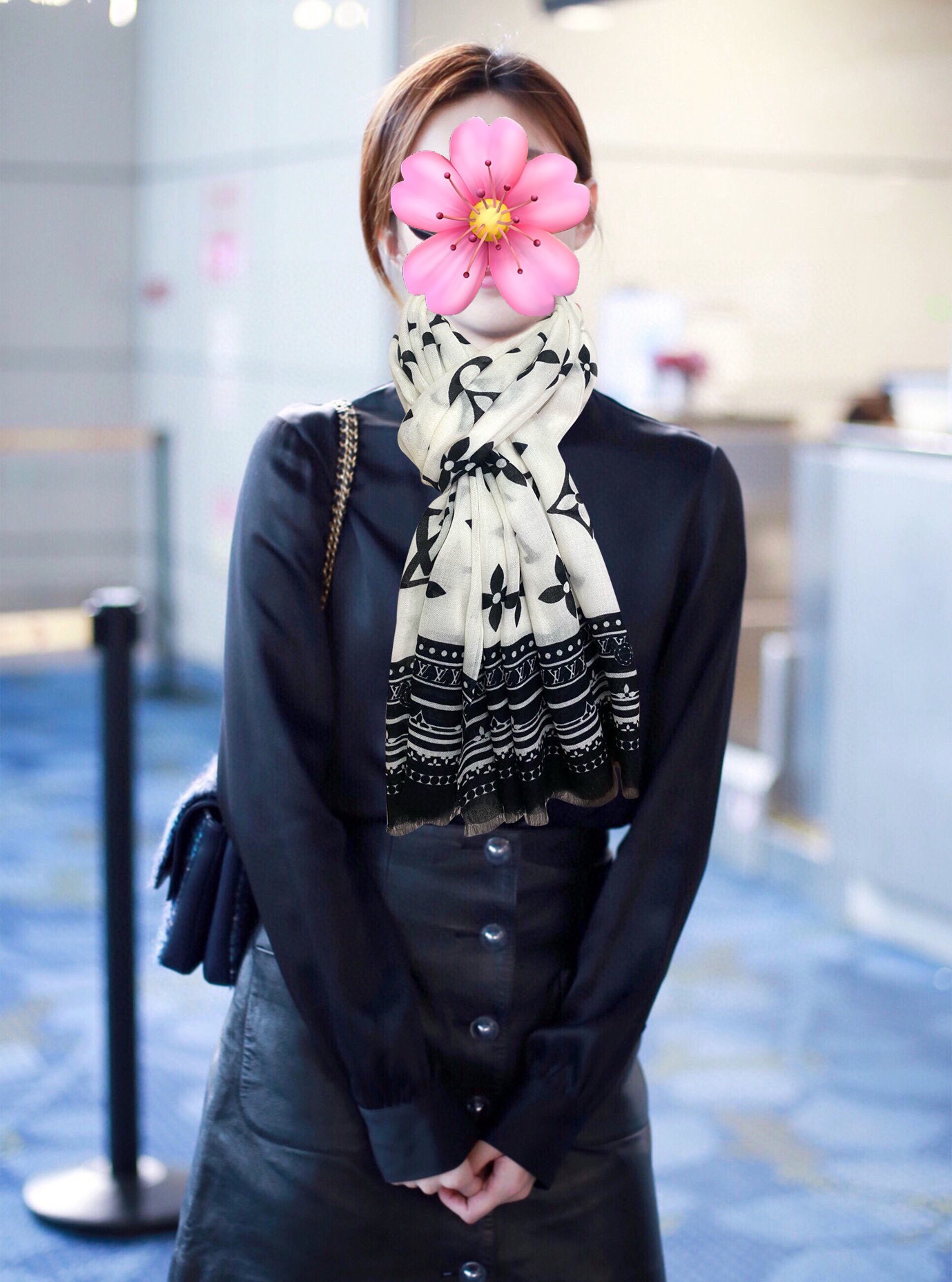 NO:554363,New product L latest model, 2025 high-end atmosphere and high-grade [cashmere long scarf] is really beautiful in kind. The shawl is decorated with printing. No matter the design and printing, the details are very good. You can see that the whole scarf gives people a big-name aura and is very delicate at the same time. High-end VIP recommendation is definitely worth buying. Material: ring velvet scarf size 100×200 high version scarf, high version scarf, ring, shawls19860909新品L最新款,2025高端大气上档次【羊绒长巾】实物真心美 披肩配以印花无论设计喷绘都是非常到位细节都可见整个围巾给人大牌气场的同时又非常精致高端VIP推荐绝对值得入手的新款 材质:戒指绒长巾尺寸100×200高版本围巾,高版本围巾,ring,shawls,scarf