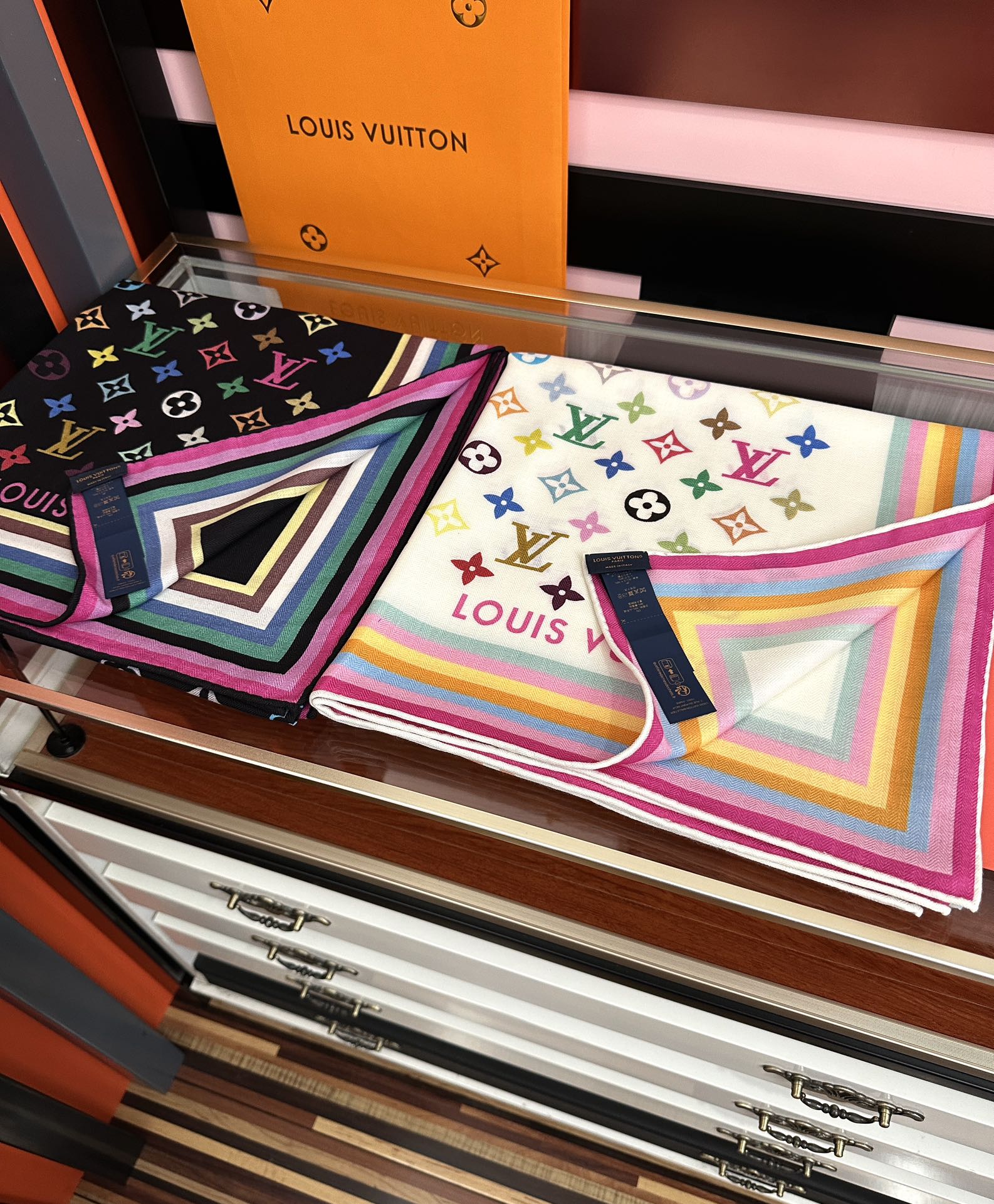 上新【双面同色】L v 高品质 👍ZG同步 本款方巾全新加入 致意路易的旅行传承[得意]丝印工艺刻画丰富