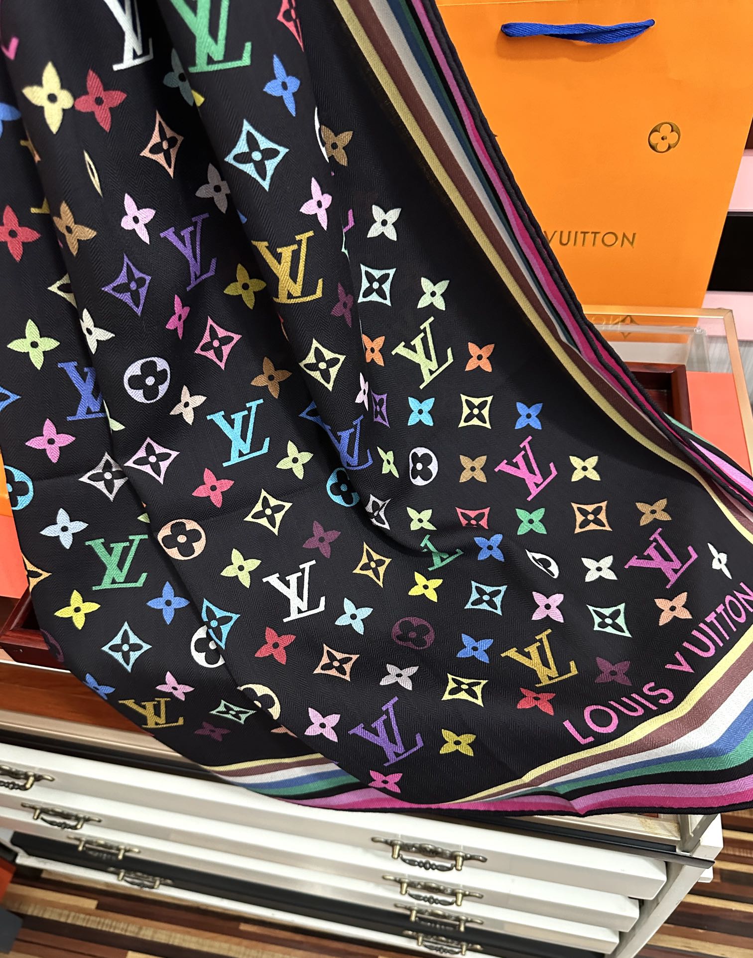 上新【双面同色】L v 高品质 👍ZG同步 本款方巾全新加入 致意路易的旅行传承[得意]丝印工艺刻画丰富