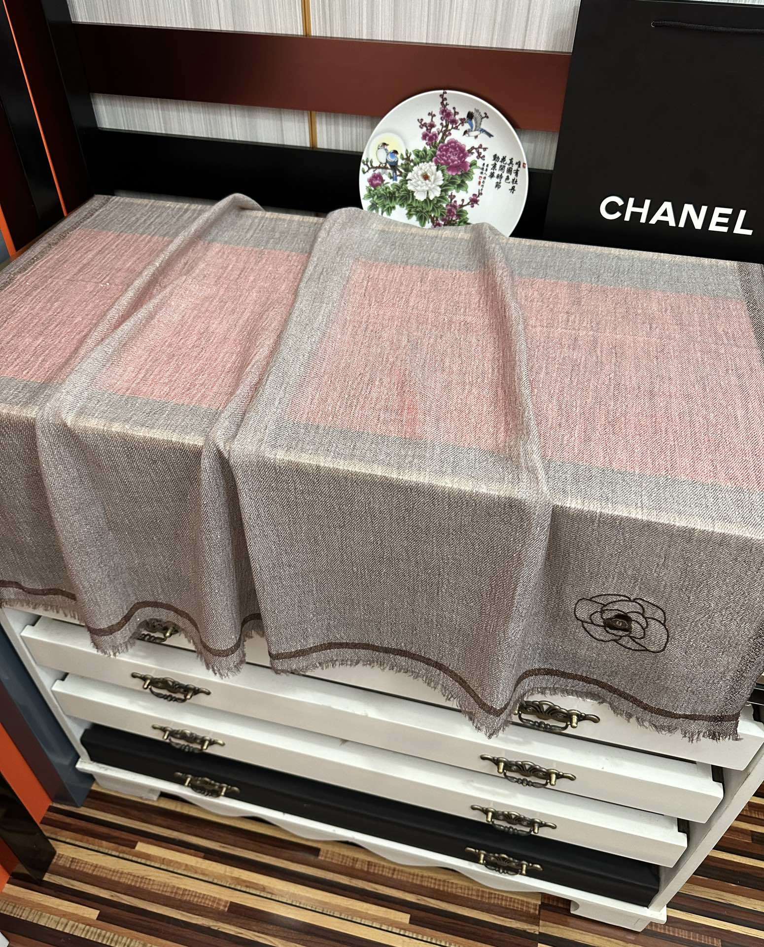 🔥 香奈儿👍2025重磅推荐🎀太美了👓,人人都喜欢💕时潮人都有好几条小香围巾放在衣橱,🧣换条围巾就足够让