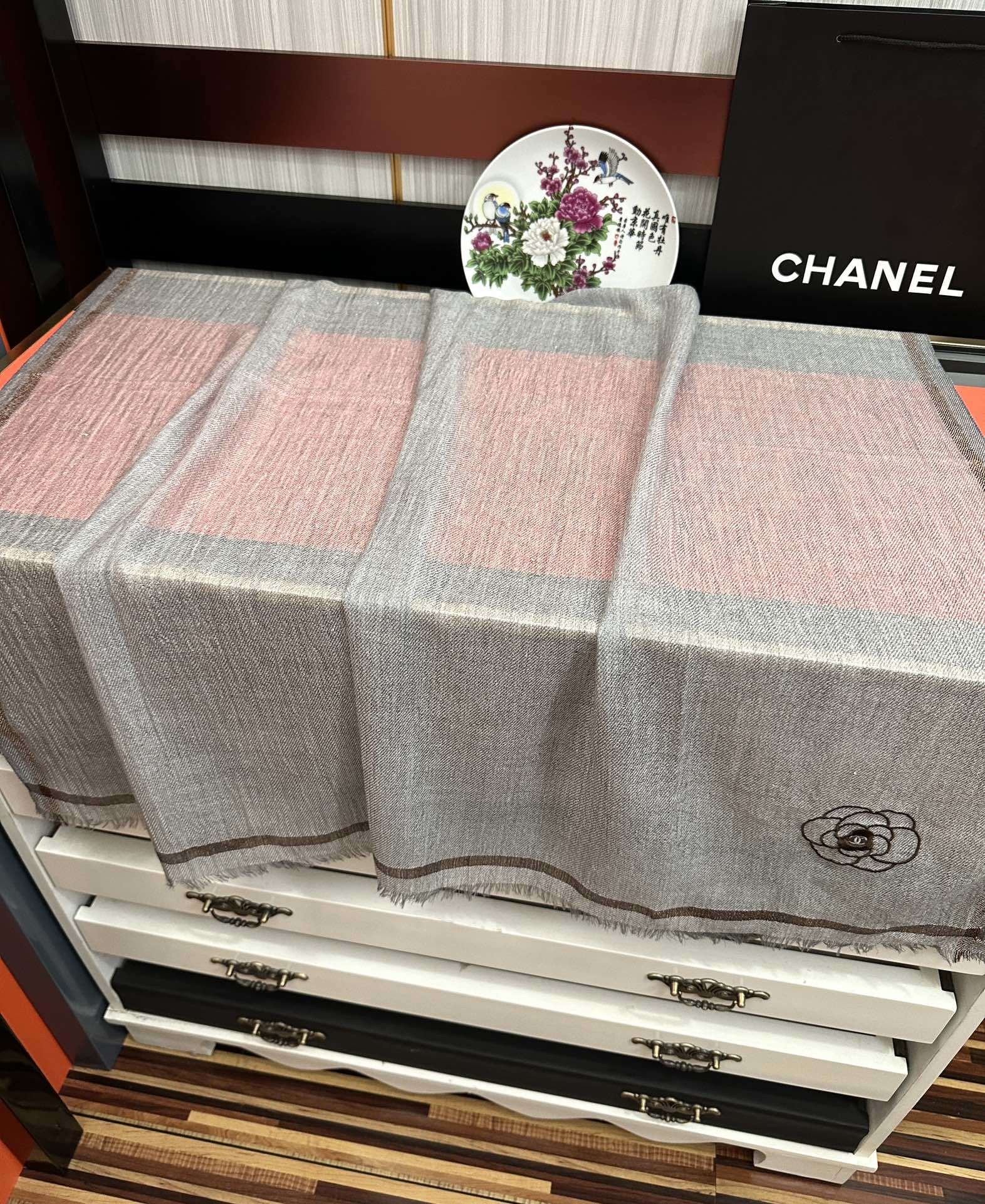 🔥 香奈儿👍2025重磅推荐🎀太美了👓,人人都喜欢💕时潮人都有好几条小香围巾放在衣橱,🧣换条围巾就足够让
