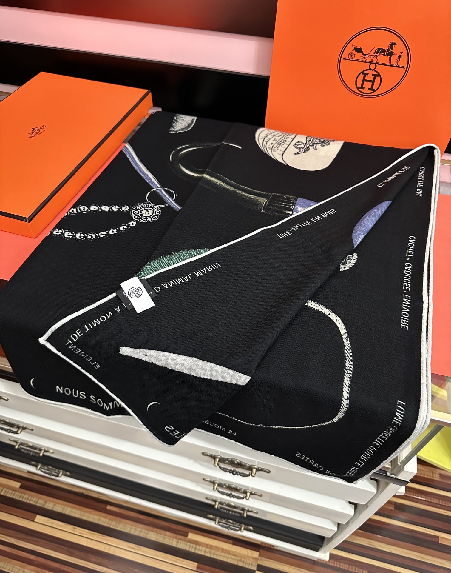 上新。爱马仕 【型影相随】2025新款[爱心] 新一季丝巾[太阳]我就不推荐了回头分享一下部分复刻款的老