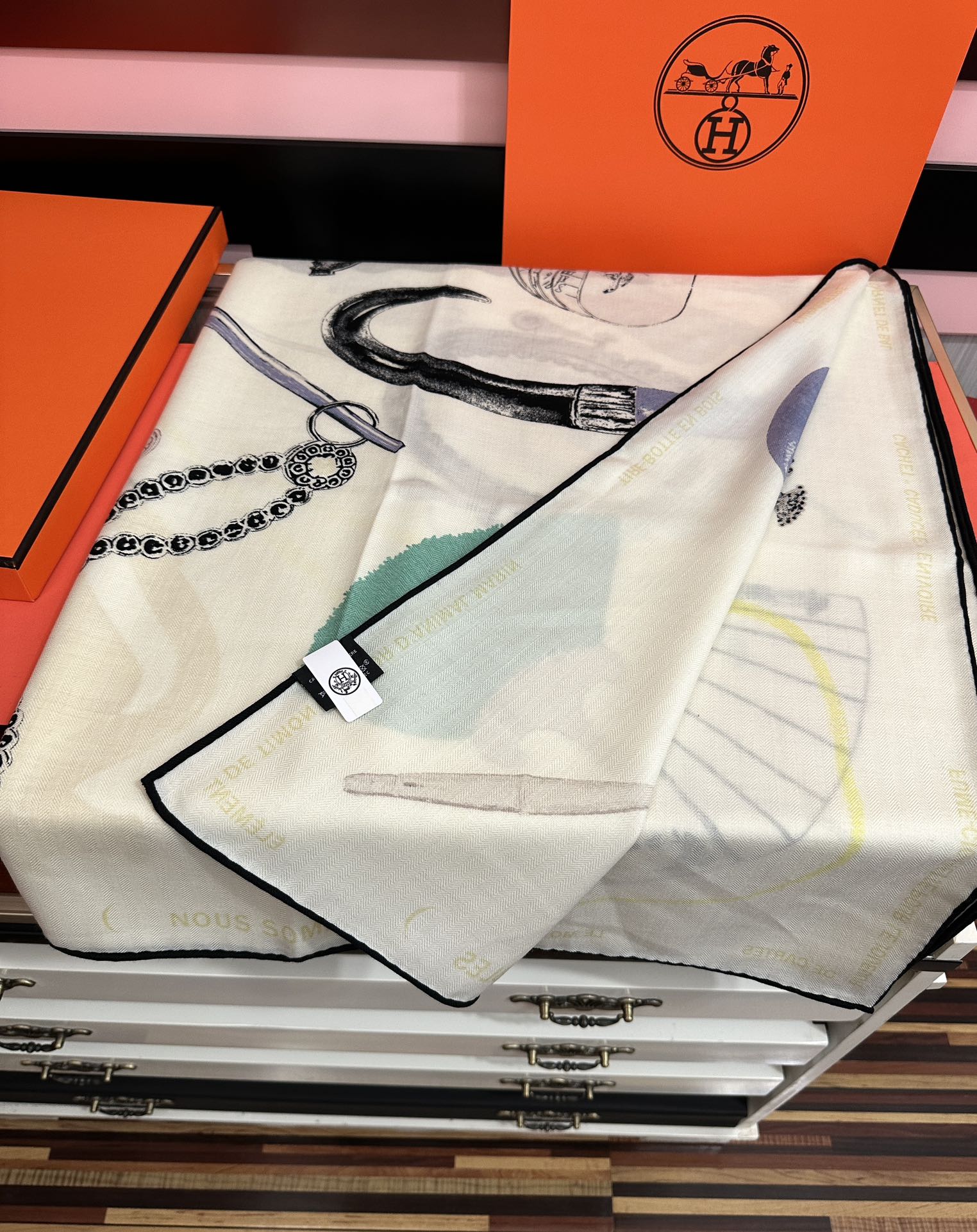 上新。爱马仕 【型影相随】2025新款[爱心] 新一季丝巾[太阳]我就不推荐了回头分享一下部分复刻款的老