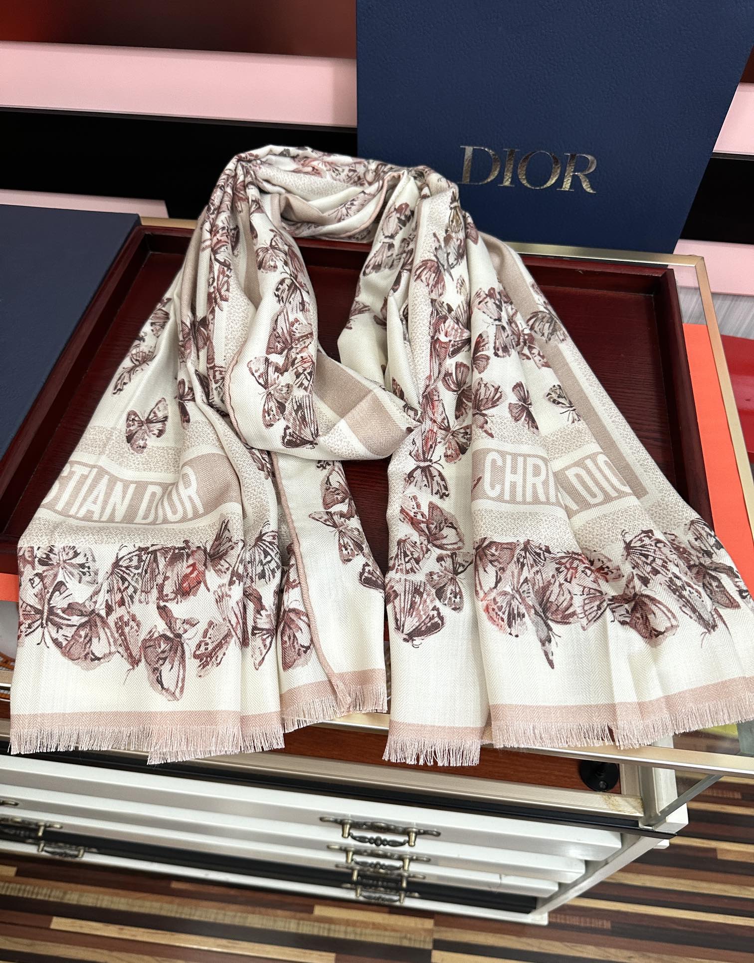 上新 迪奥🔥双面同色【蝴蝶🦋花朵系列】太美了[吃瓜]下手一定要快[嘴唇]四季都可以用[勾引]真心美的让人