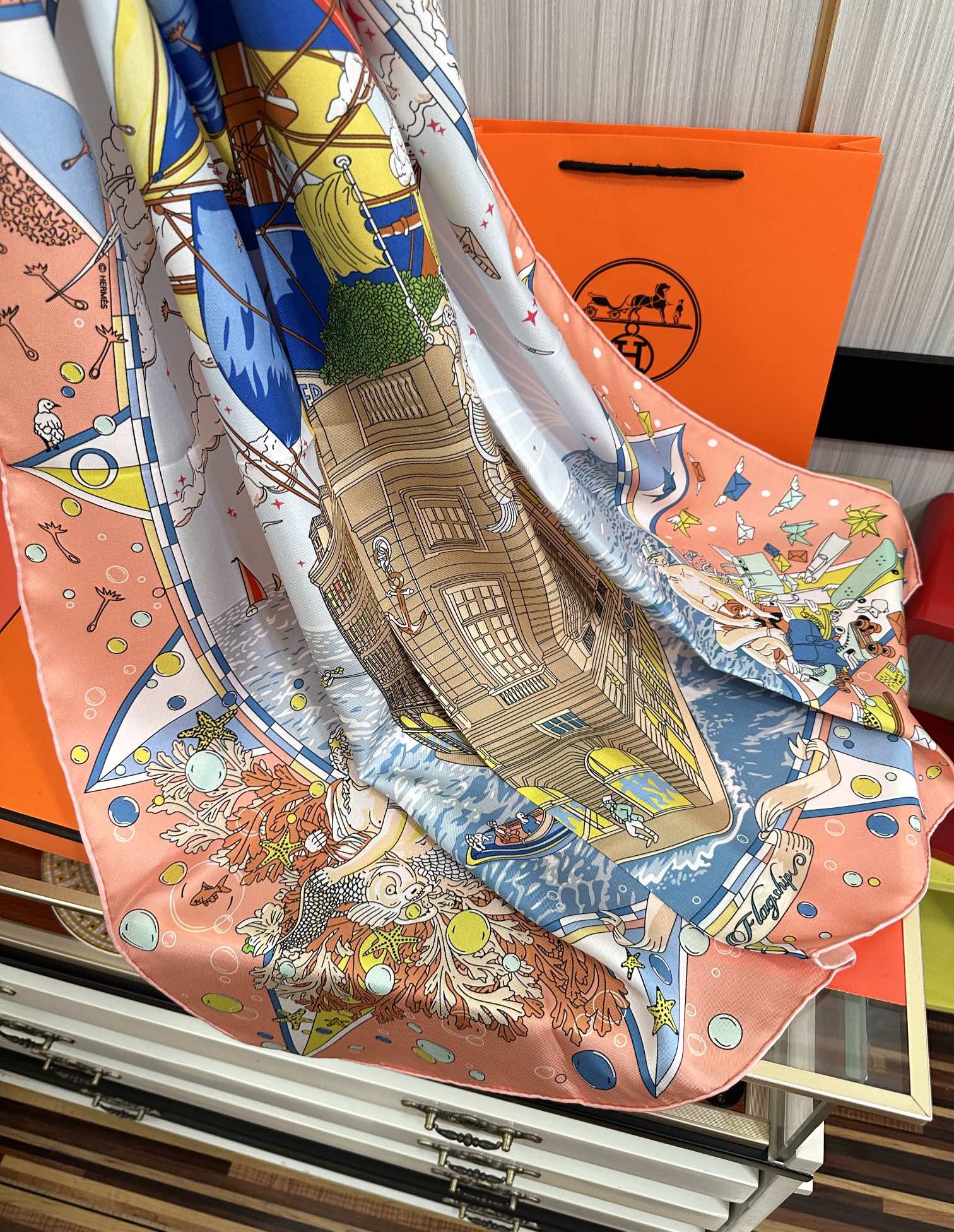 上新2025 🔥HERMES 重磅[庆祝]【爱马仕旗舰】方巾[嘴唇]精简时髦，品质感很显好[得意]好搭到