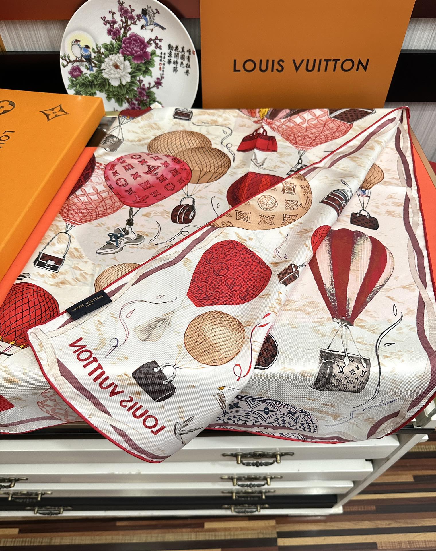 🔥LV官网同步【双面同色 热气球⚽️】精致卷边 太美了[庆祝]永远都是那么经典“通过别致的经典色彩向原创