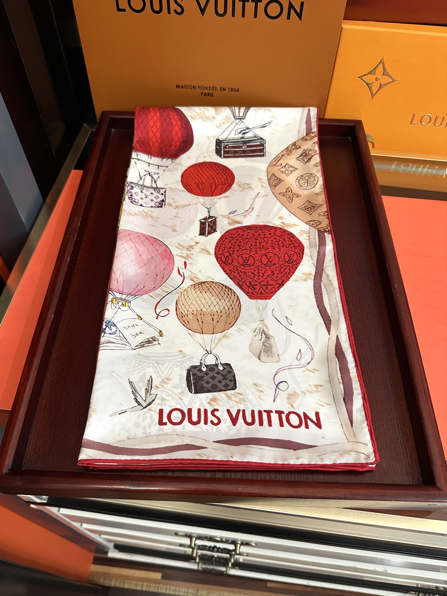 🔥LV官网同步【双面同色 热气球⚽️】精致卷边 太美了[庆祝]永远都是那么经典“通过别致的经典色彩向原创