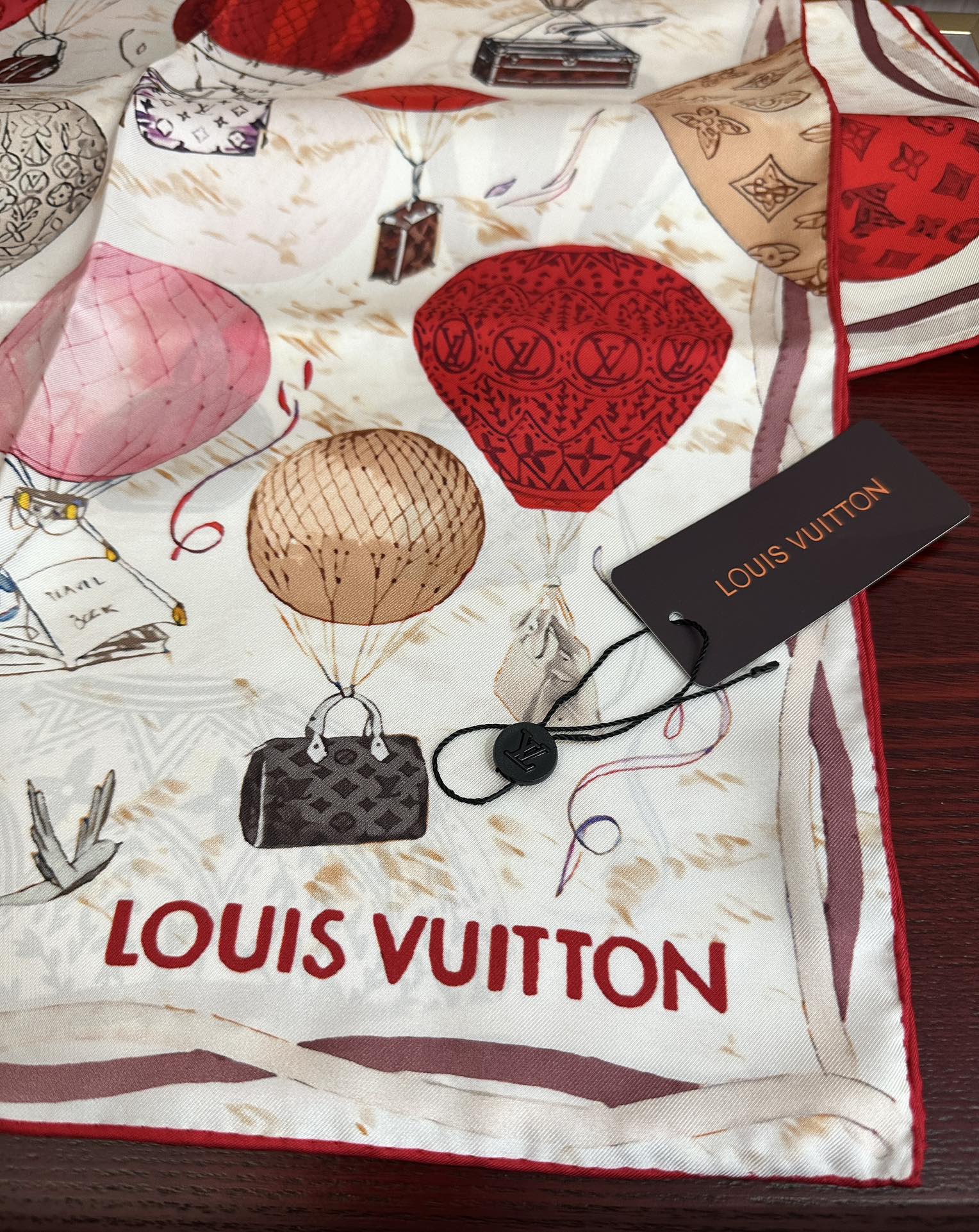 🔥LV官网同步【双面同色 热气球⚽️】精致卷边 太美了[庆祝]永远都是那么经典“通过别致的经典色彩向原创