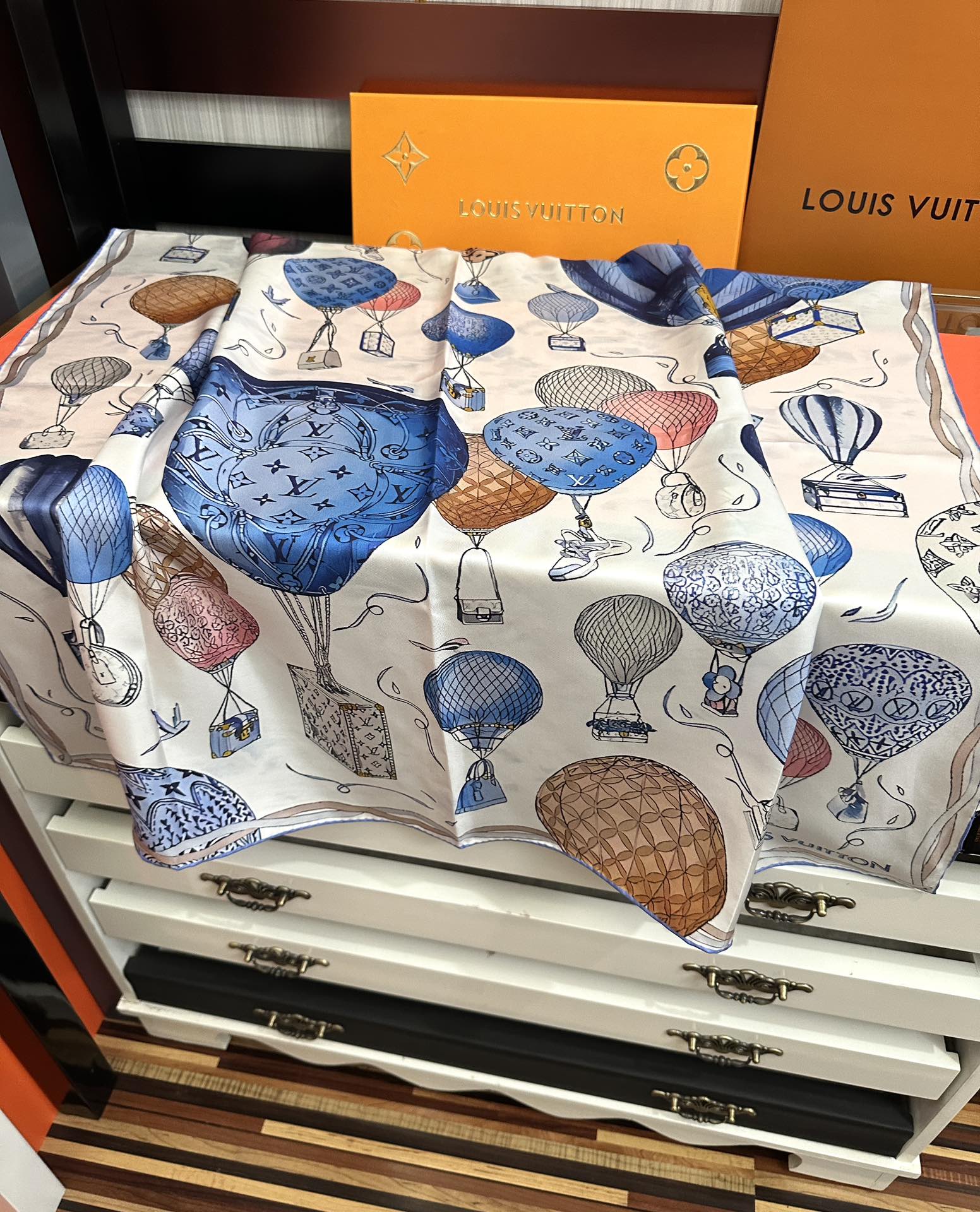 🔥LV官网同步【双面同色 热气球⚽️】精致卷边 太美了[庆祝]永远都是那么经典“通过别致的经典色彩向原创