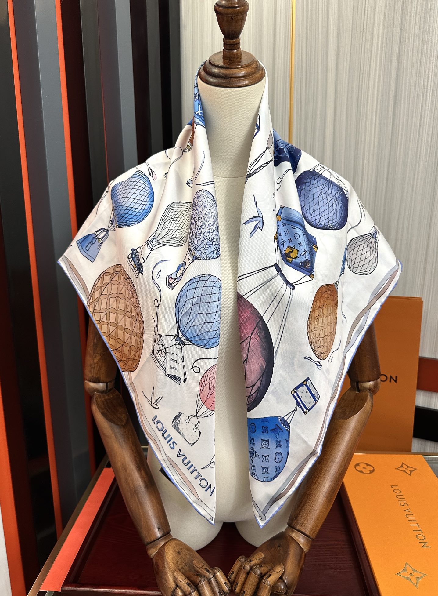 🔥LV官网同步【双面同色 热气球⚽️】精致卷边 太美了[庆祝]永远都是那么经典“通过别致的经典色彩向原创