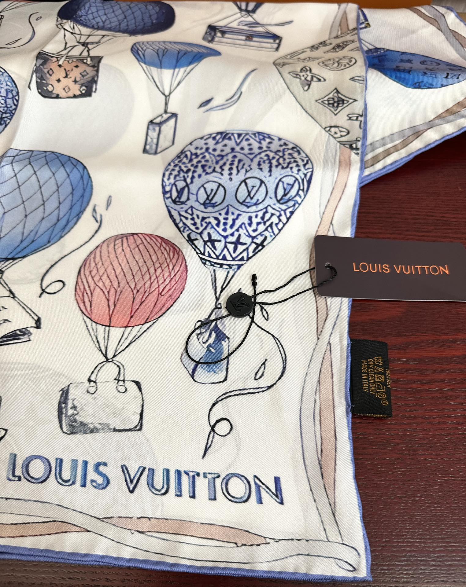 🔥LV官网同步【双面同色 热气球⚽️】精致卷边 太美了[庆祝]永远都是那么经典“通过别致的经典色彩向原创