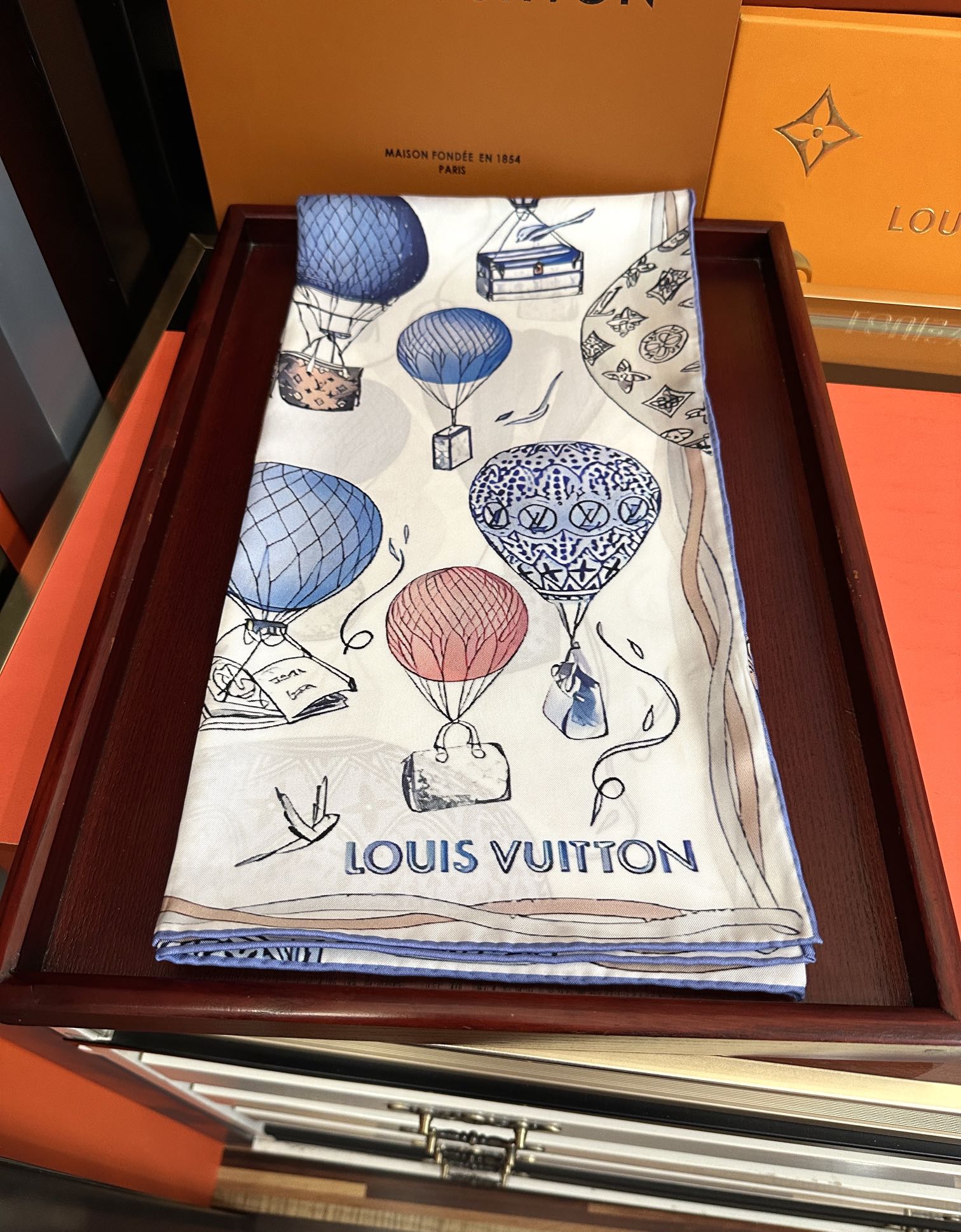 🔥LV官网同步【双面同色 热气球⚽️】精致卷边 太美了[庆祝]永远都是那么经典“通过别致的经典色彩向原创