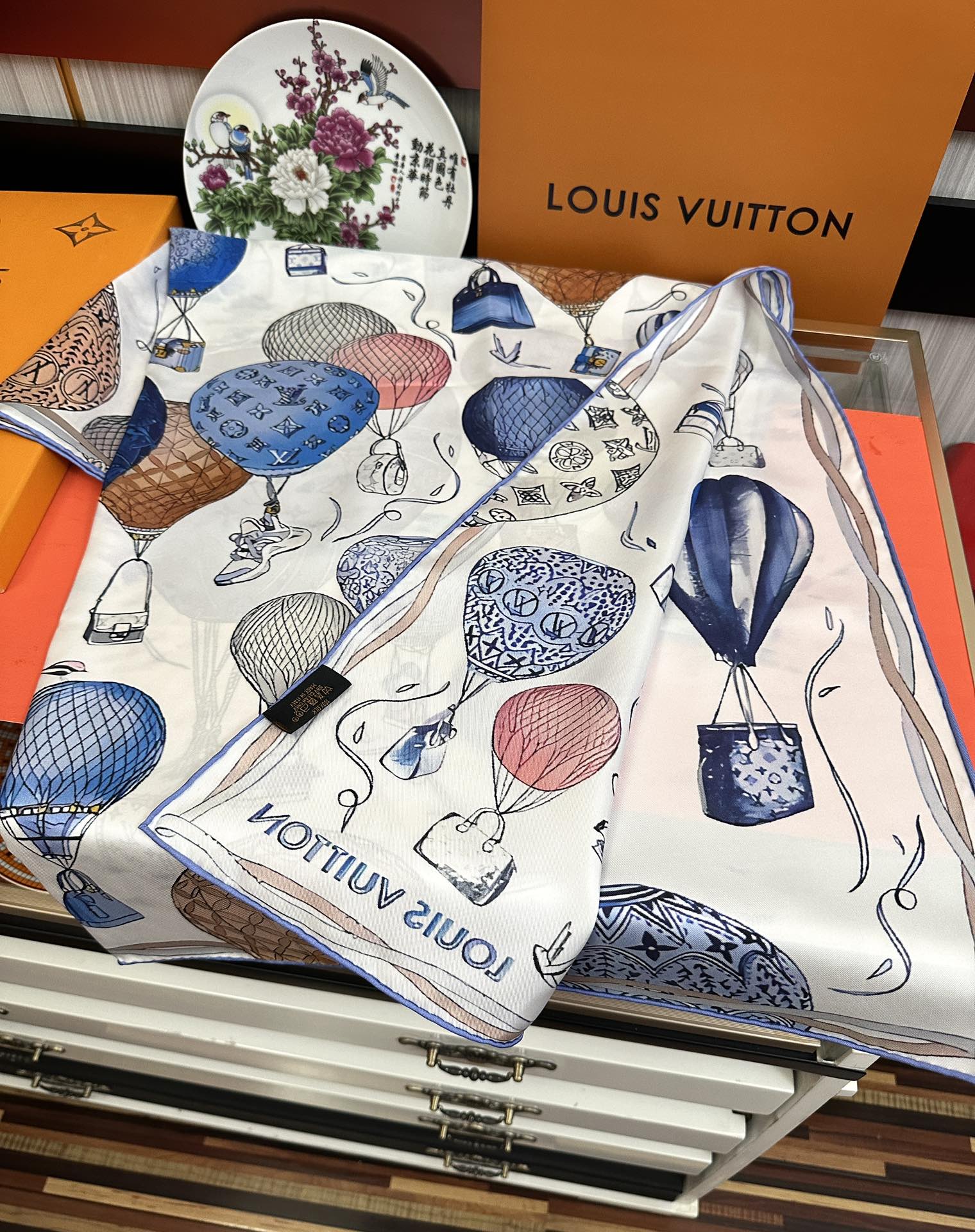 🔥LV官网同步【双面同色 热气球⚽️】精致卷边 太美了[庆祝]永远都是那么经典“通过别致的经典色彩向原创