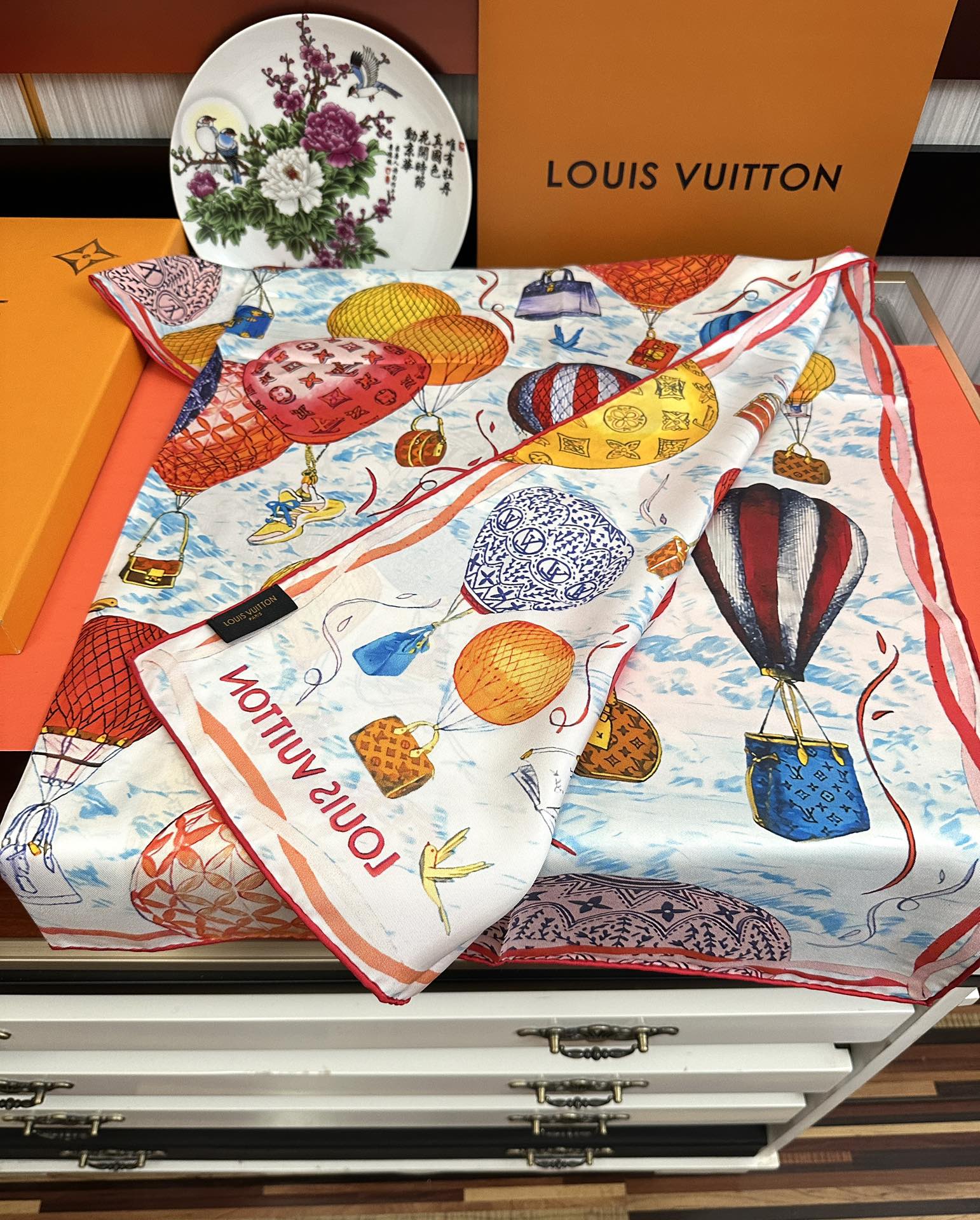 🔥LV官网同步【双面同色 热气球⚽️】精致卷边 太美了[庆祝]永远都是那么经典“通过别致的经典色彩向原创