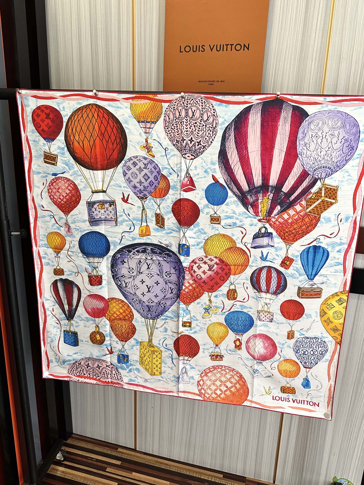 🔥LV官网同步【双面同色 热气球⚽️】精致卷边 太美了[庆祝]永远都是那么经典“通过别致的经典色彩向原创