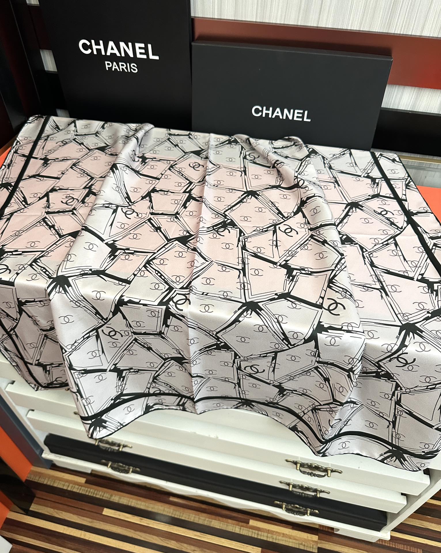 新款🔥香奈儿 官网同步 精致手工卷边[得意]极具品牌特色的涂鸦签名暗纹提花+简洁的COCO字母元素印花[