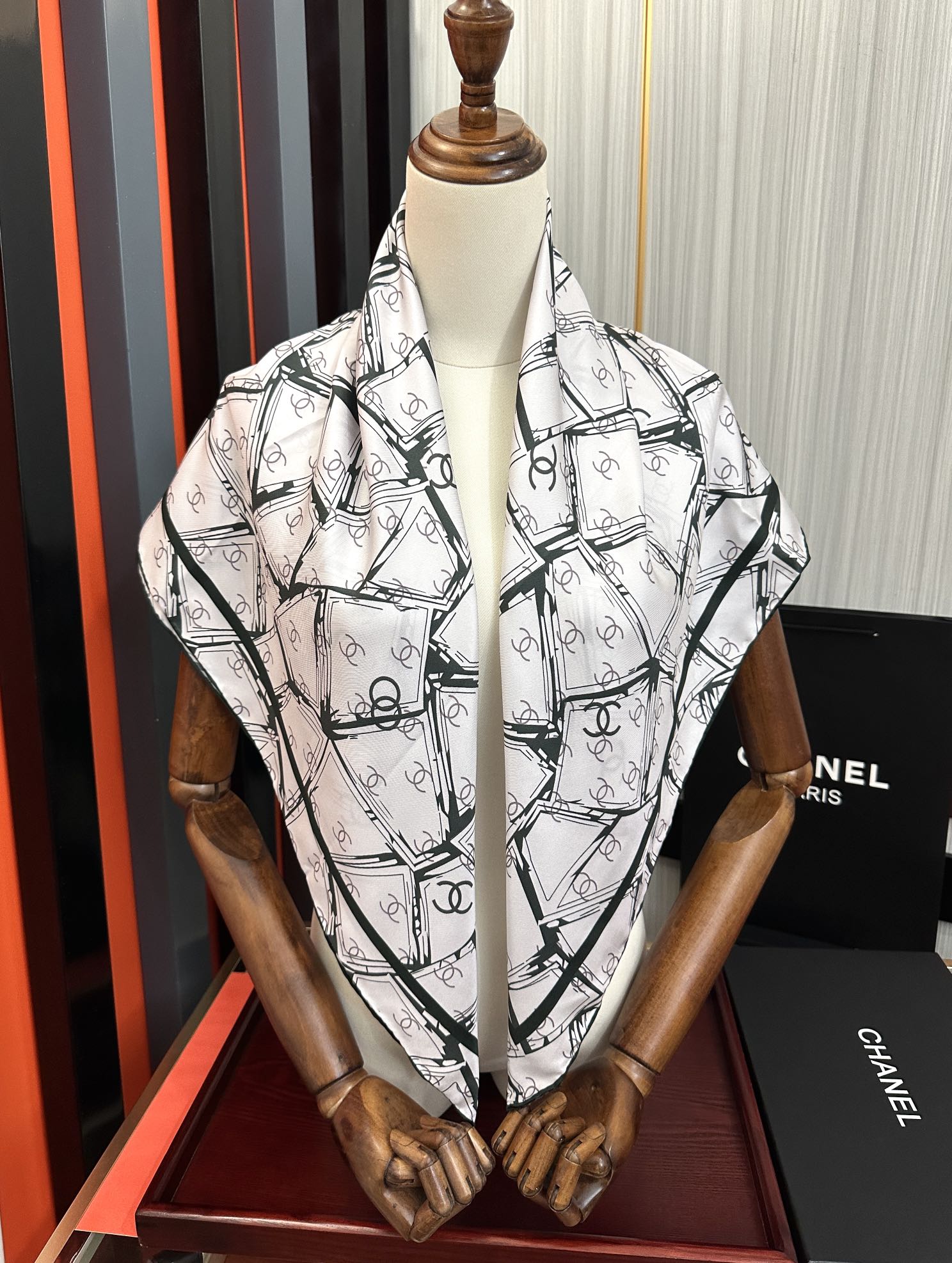 新款🔥香奈儿 官网同步 精致手工卷边[得意]极具品牌特色的涂鸦签名暗纹提花+简洁的COCO字母元素印花[