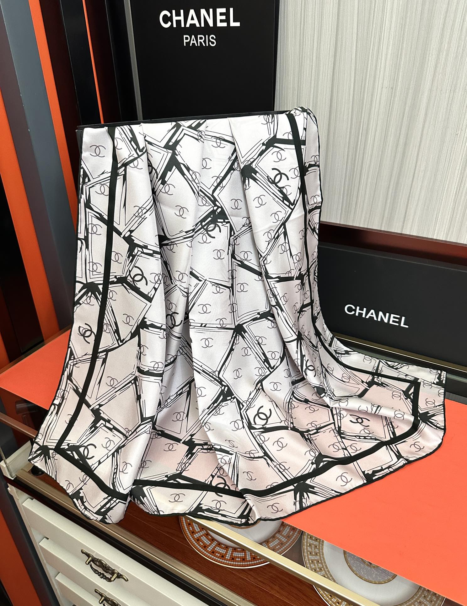 新款🔥香奈儿 官网同步 精致手工卷边[得意]极具品牌特色的涂鸦签名暗纹提花+简洁的COCO字母元素印花[