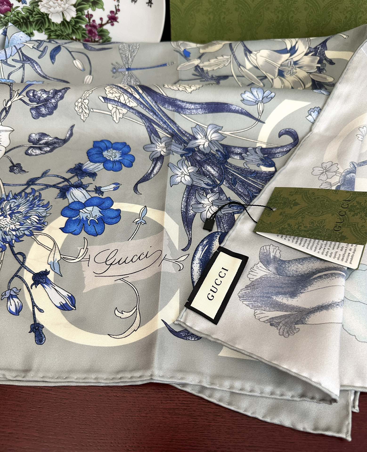 🔥新款 古奇《花卉丝巾》斜纹真丝 精致手工卷边[庆祝]光泽柔滑且垂感极佳[得意]以典雅的蓝色为基调[嘴唇