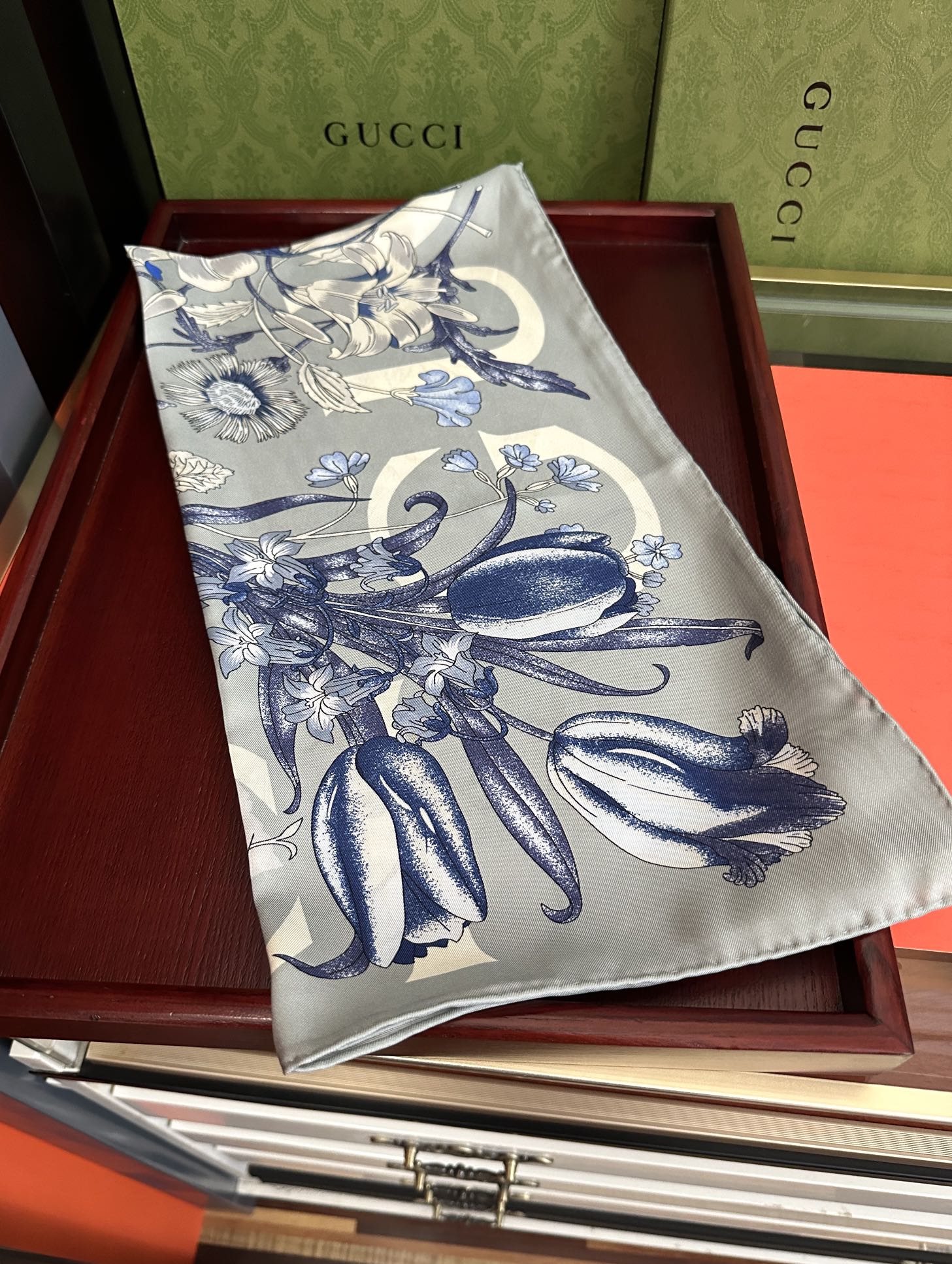 🔥新款 古奇《花卉丝巾》斜纹真丝 精致手工卷边[庆祝]光泽柔滑且垂感极佳[得意]以典雅的蓝色为基调[嘴唇