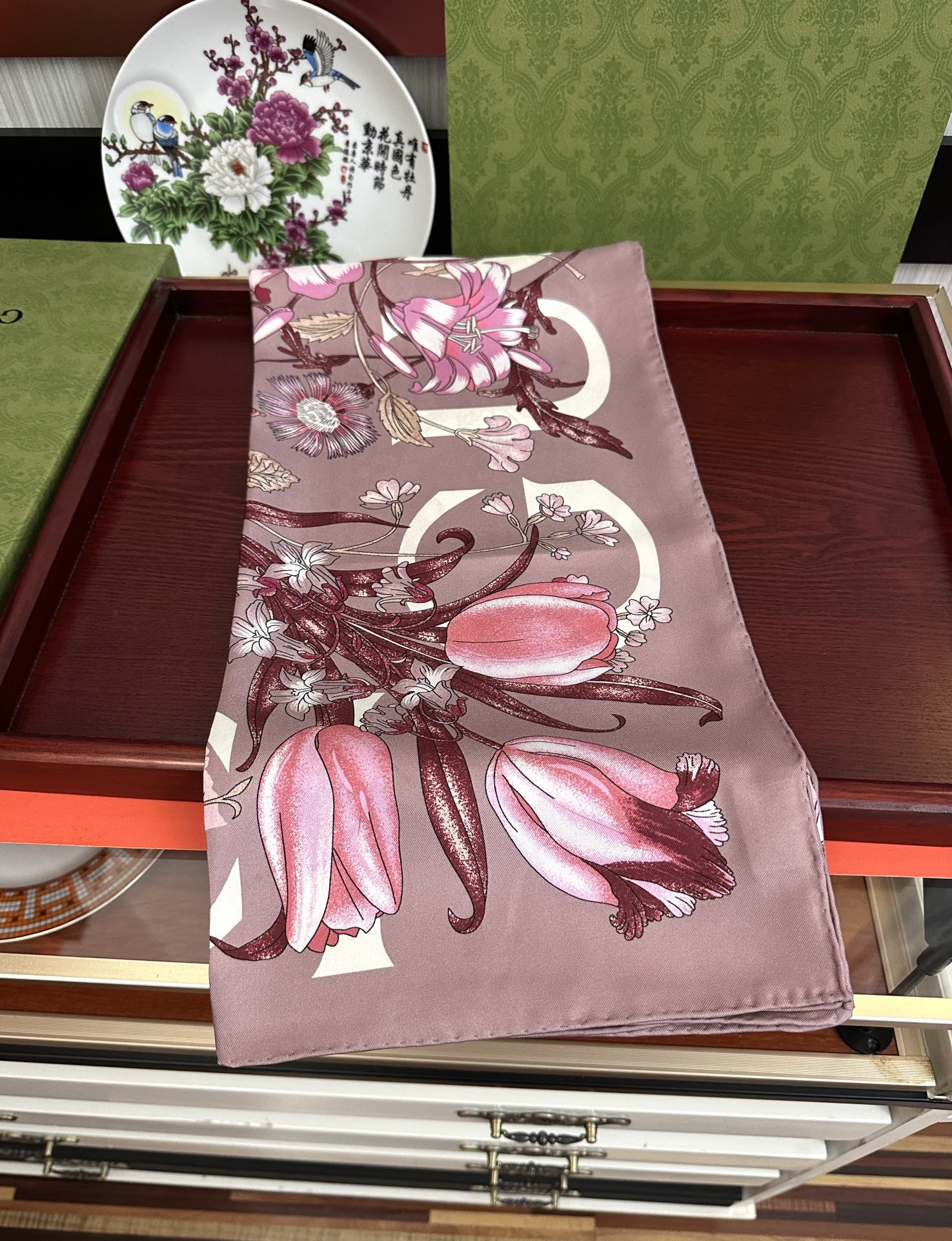 🔥新款 古奇《花卉丝巾》斜纹真丝 精致手工卷边[庆祝]光泽柔滑且垂感极佳[得意]以典雅的蓝色为基调[嘴唇