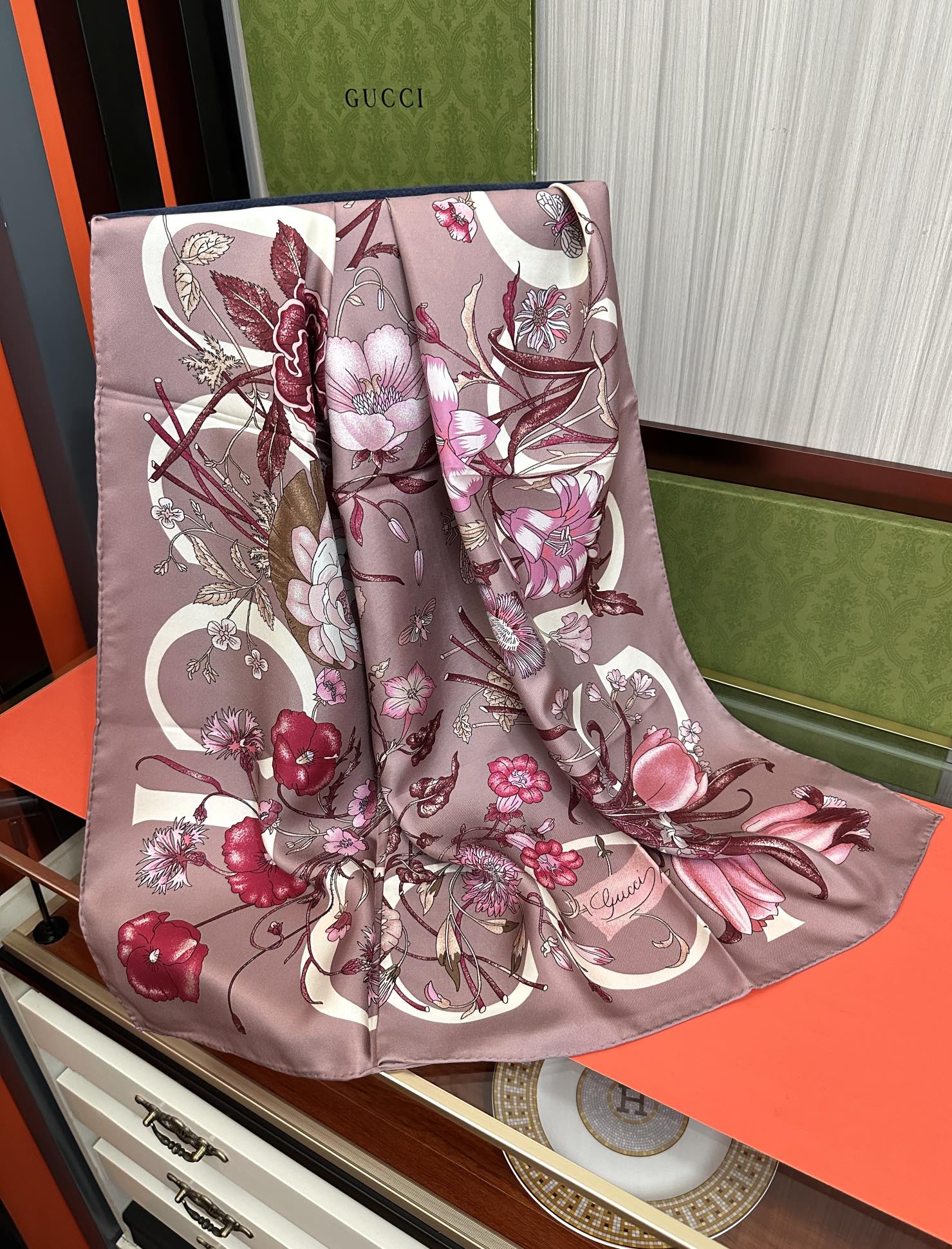 🔥新款 古奇《花卉丝巾》斜纹真丝 精致手工卷边[庆祝]光泽柔滑且垂感极佳[得意]以典雅的蓝色为基调[嘴唇