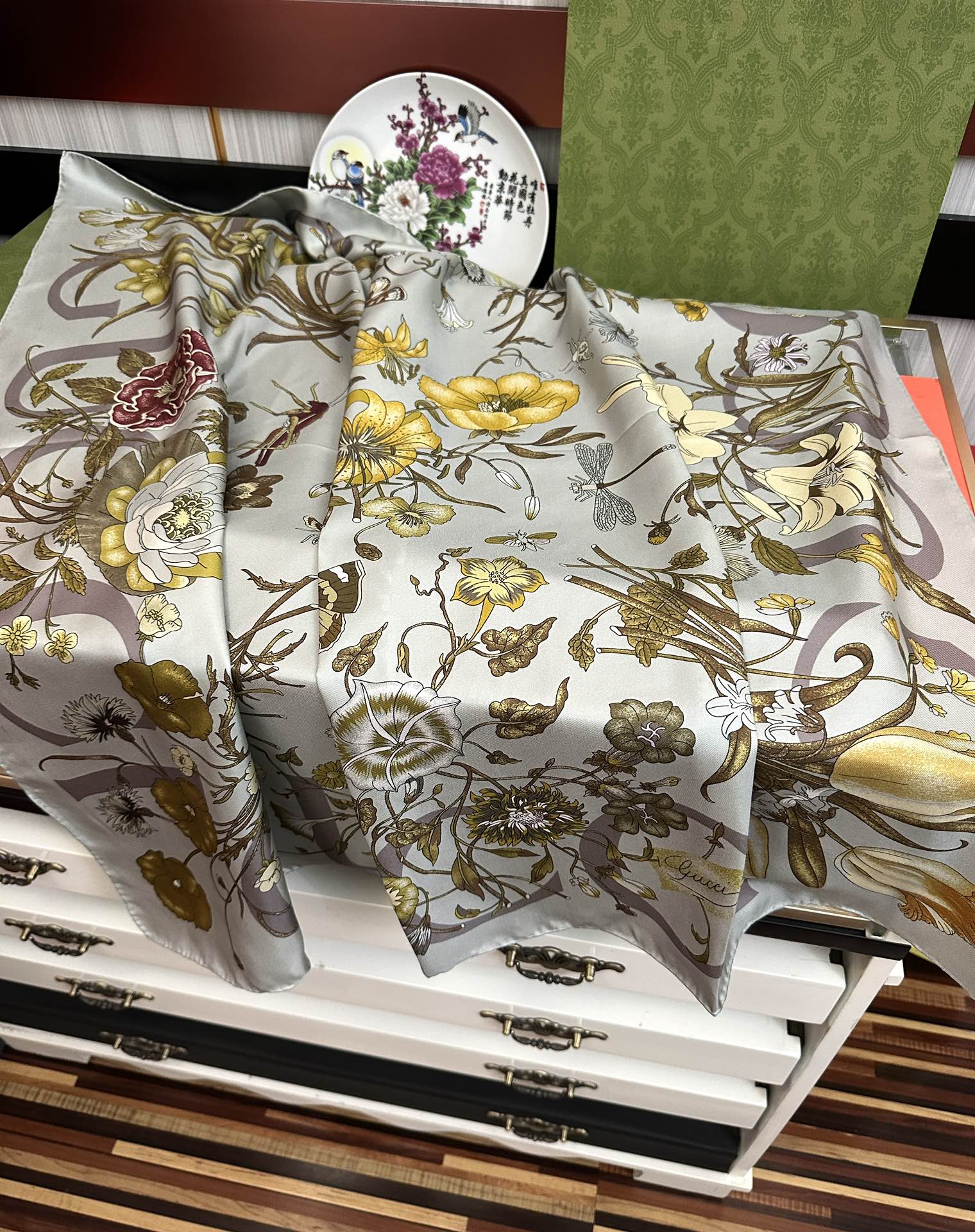 🔥新款 古奇《花卉丝巾》斜纹真丝 精致手工卷边[庆祝]光泽柔滑且垂感极佳[得意]以典雅的蓝色为基调[嘴唇