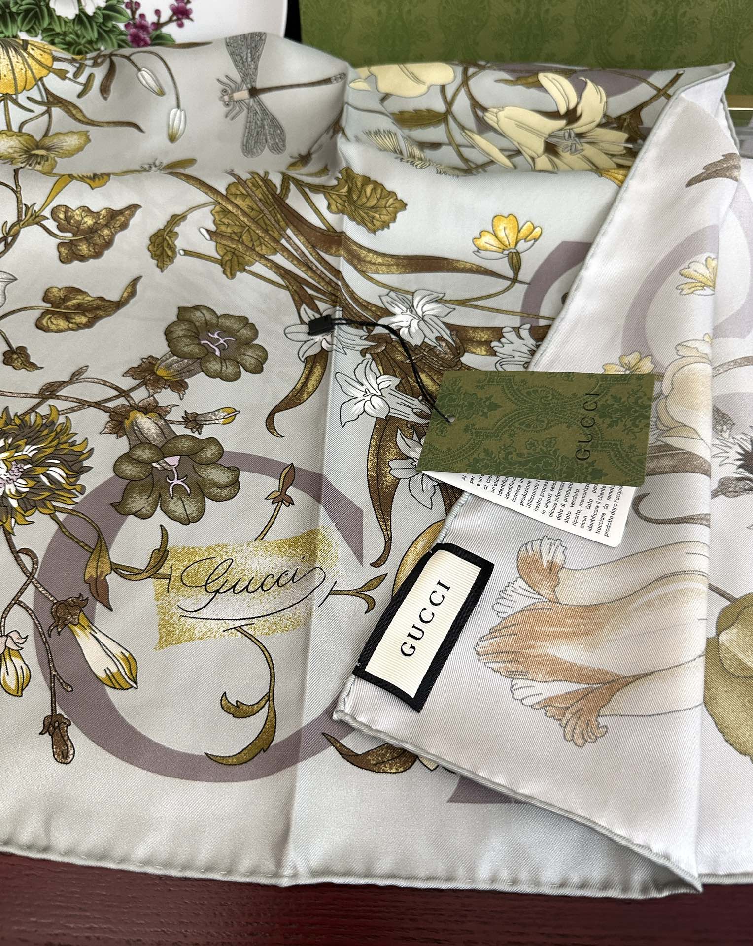 🔥新款 古奇《花卉丝巾》斜纹真丝 精致手工卷边[庆祝]光泽柔滑且垂感极佳[得意]以典雅的蓝色为基调[嘴唇